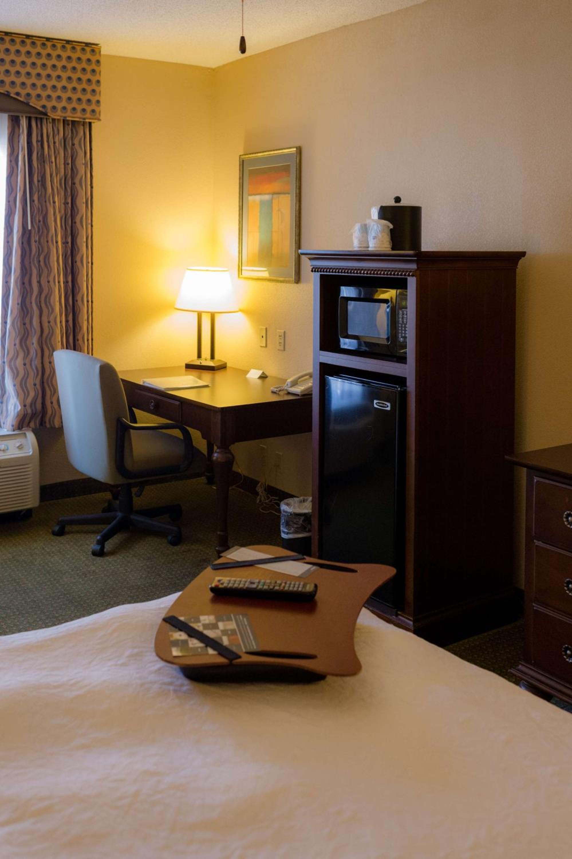 King Room with King Bed - Non-Smoking - Photo 14