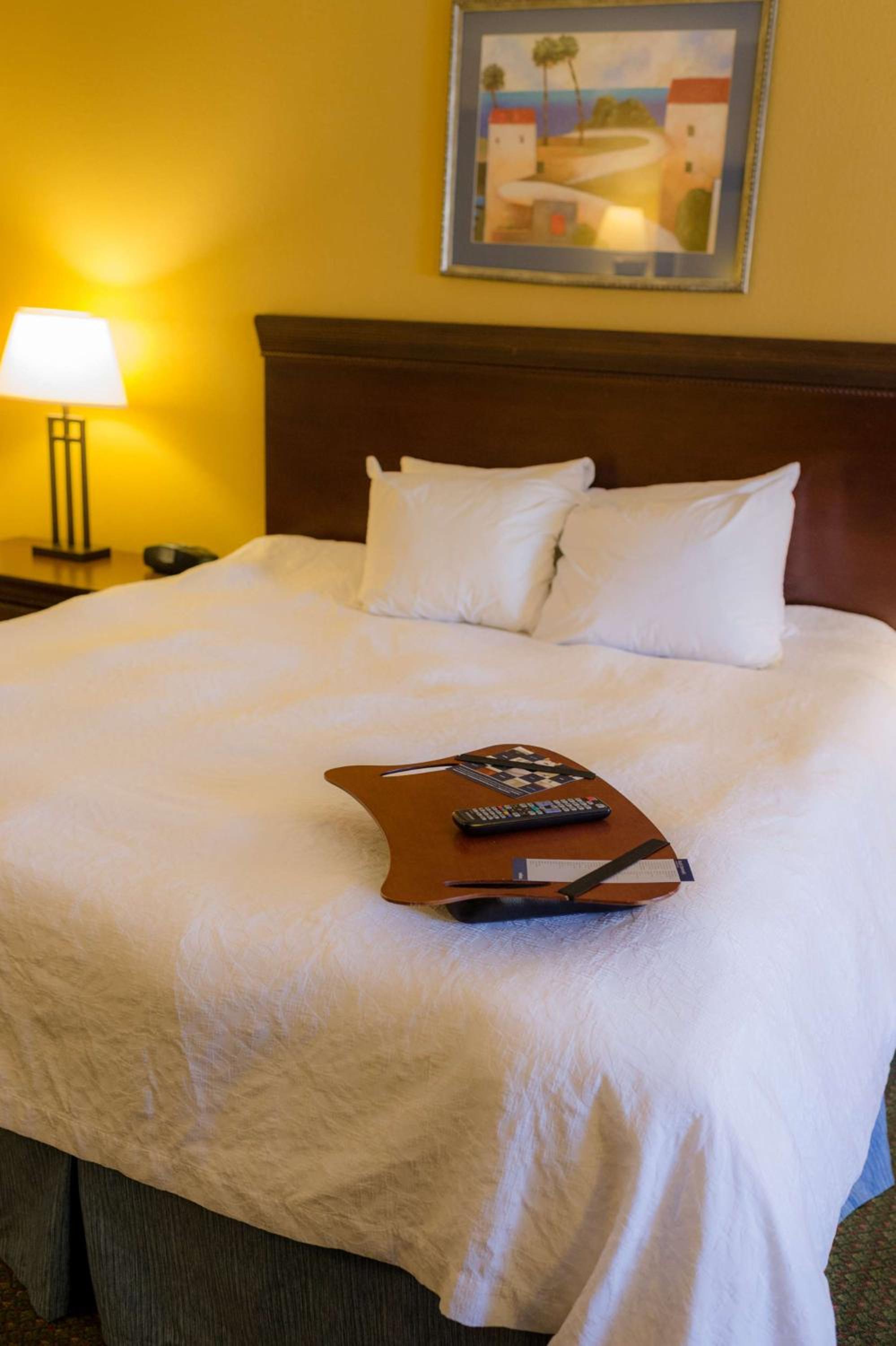 King Room with King Bed - Non-Smoking - Photo 3