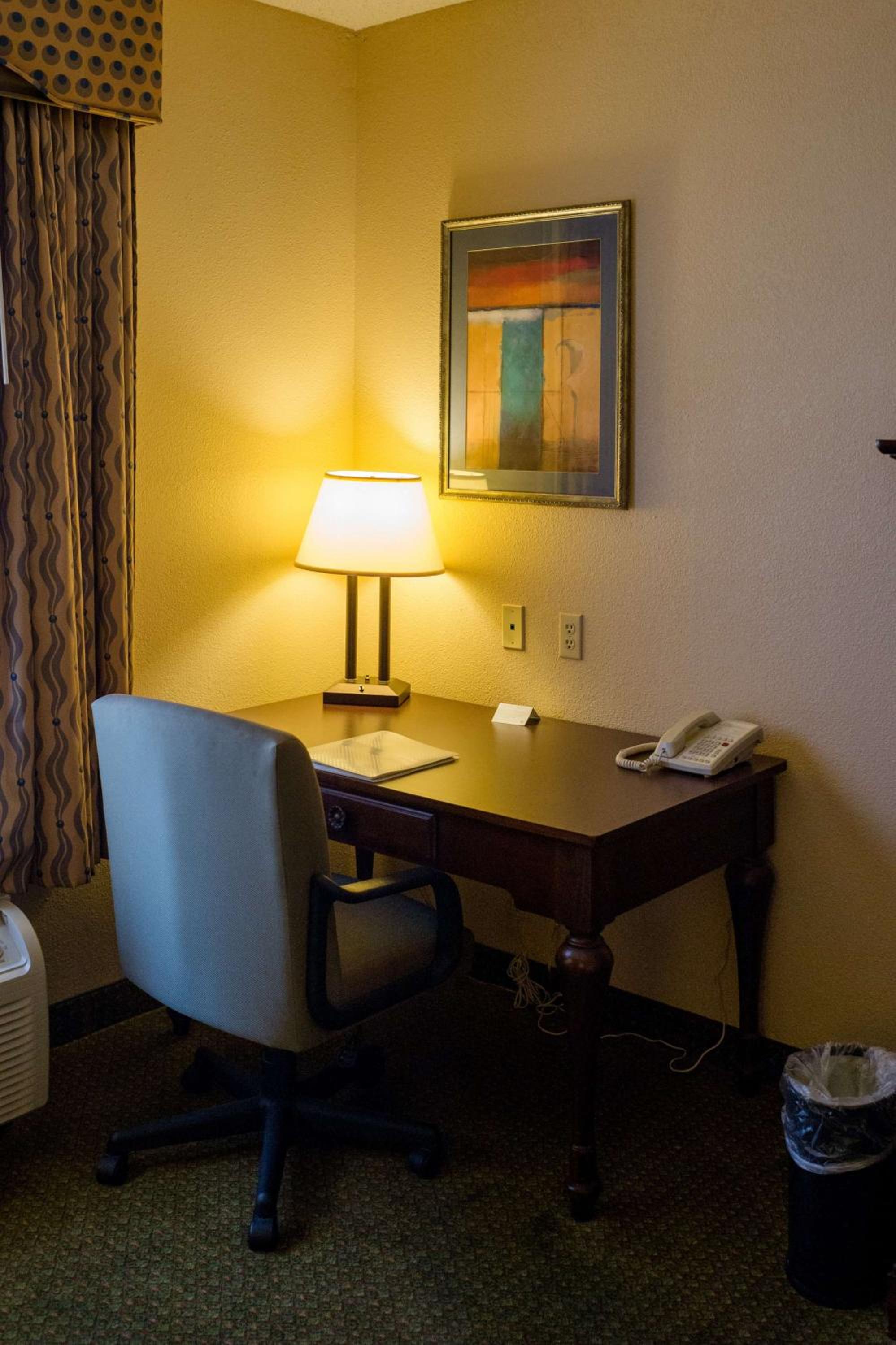 King Room with King Bed - Non-Smoking - Photo 7