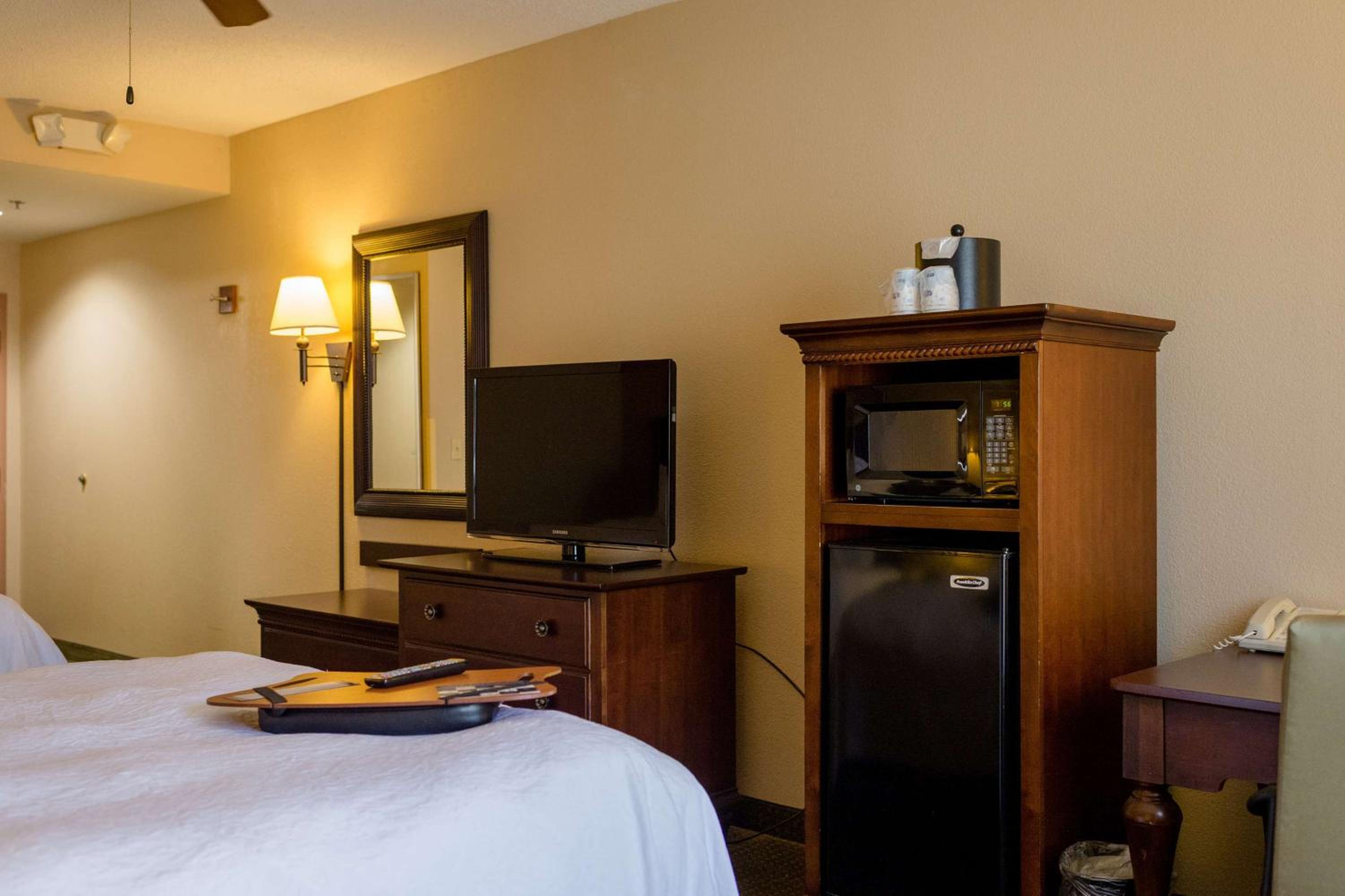 Room with Two Queen Beds - Non-Smoking - Photo 7