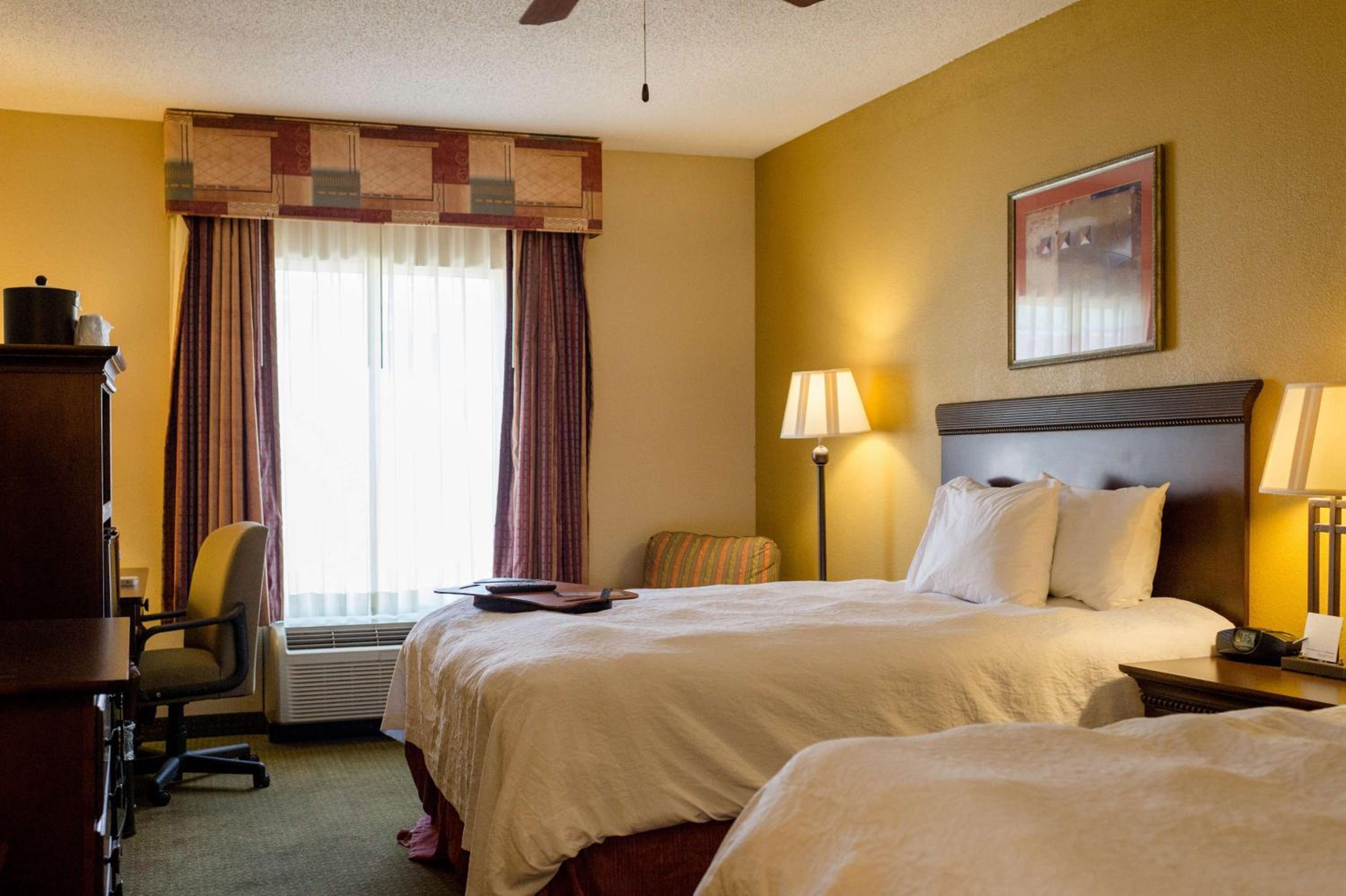 Room with Two Queen Beds - Non-Smoking - Photo 6