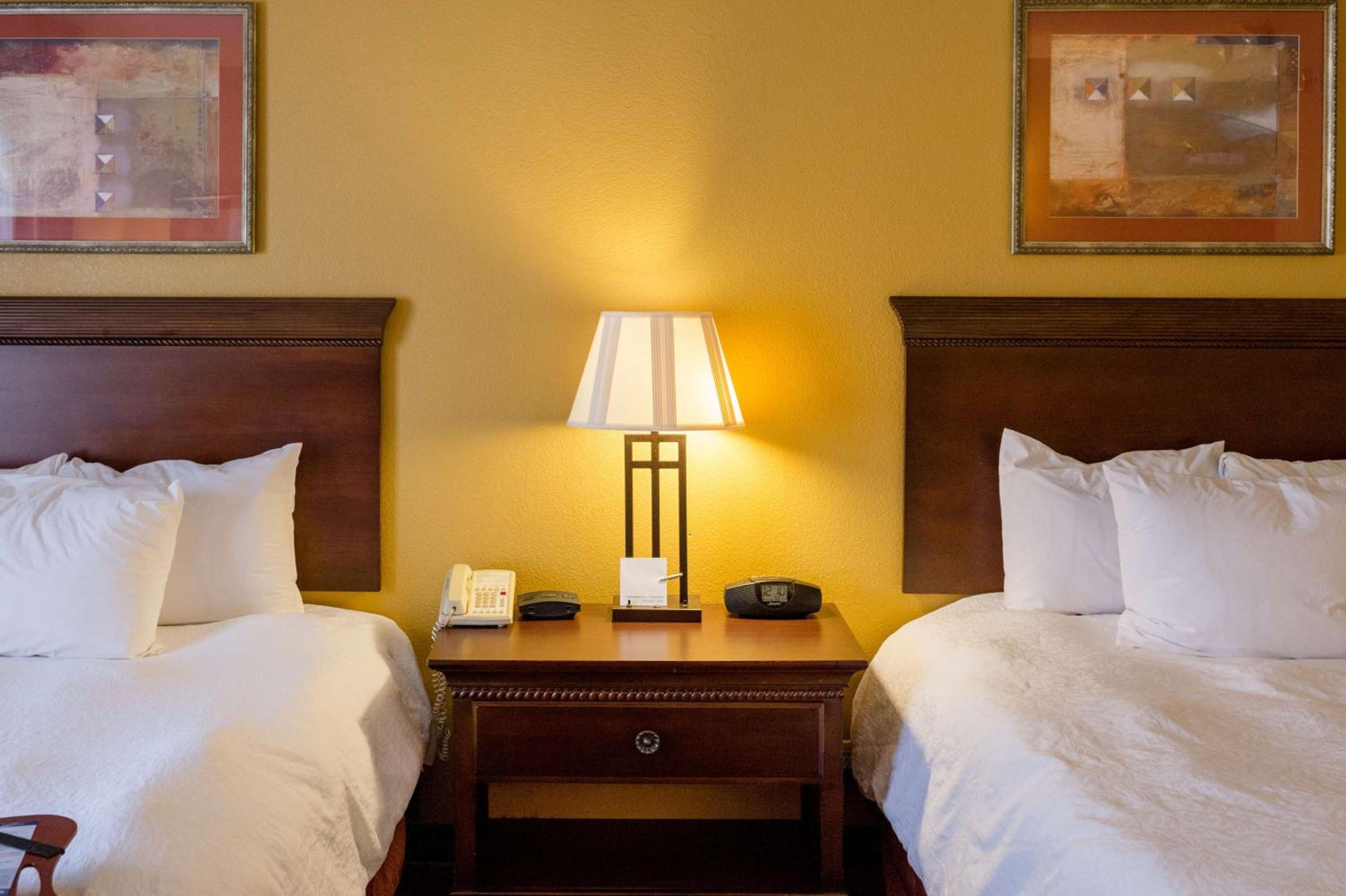 Room with Two Queen Beds - Non-Smoking - Photo 5