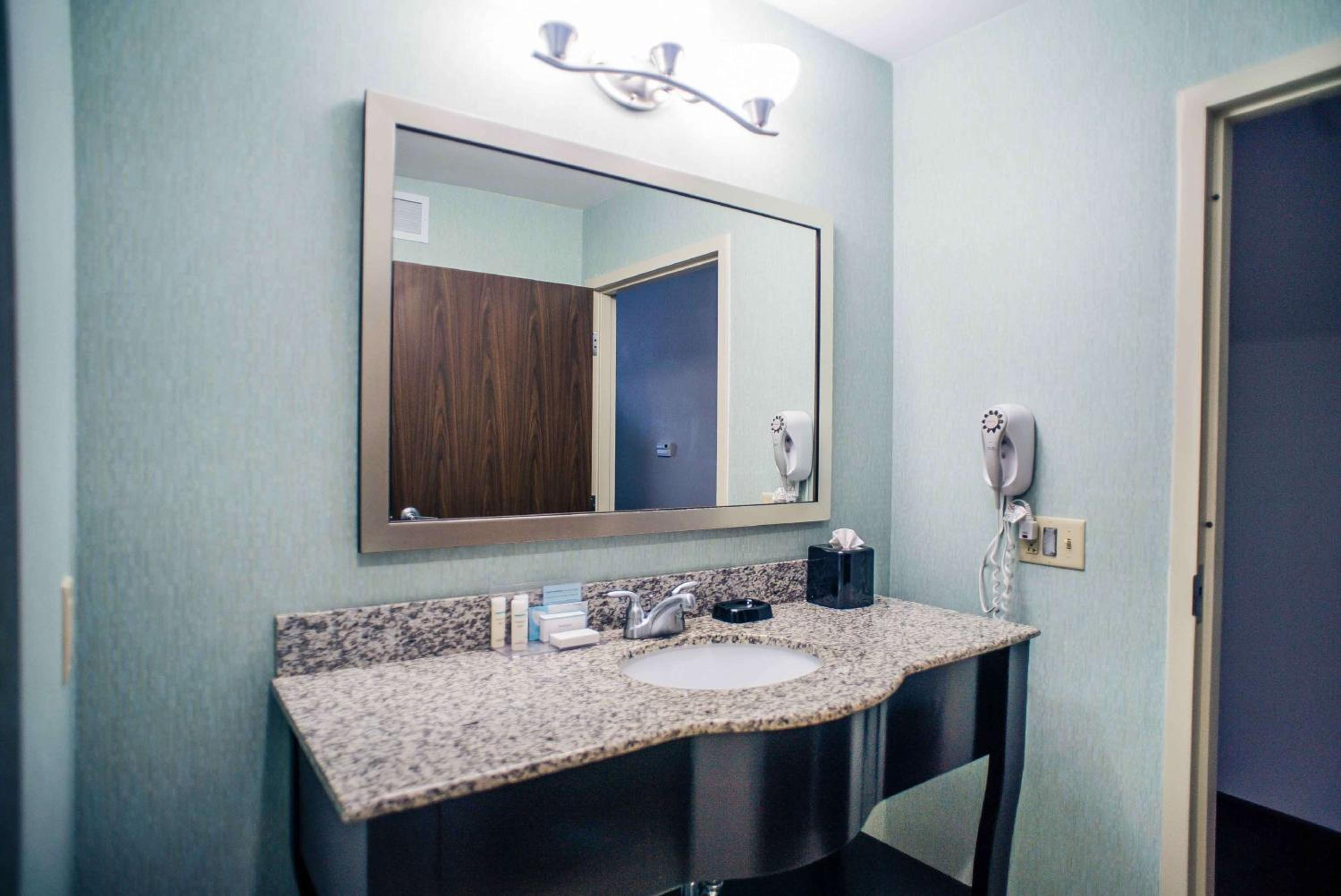 King Room - Non-Smoking - Photo 5