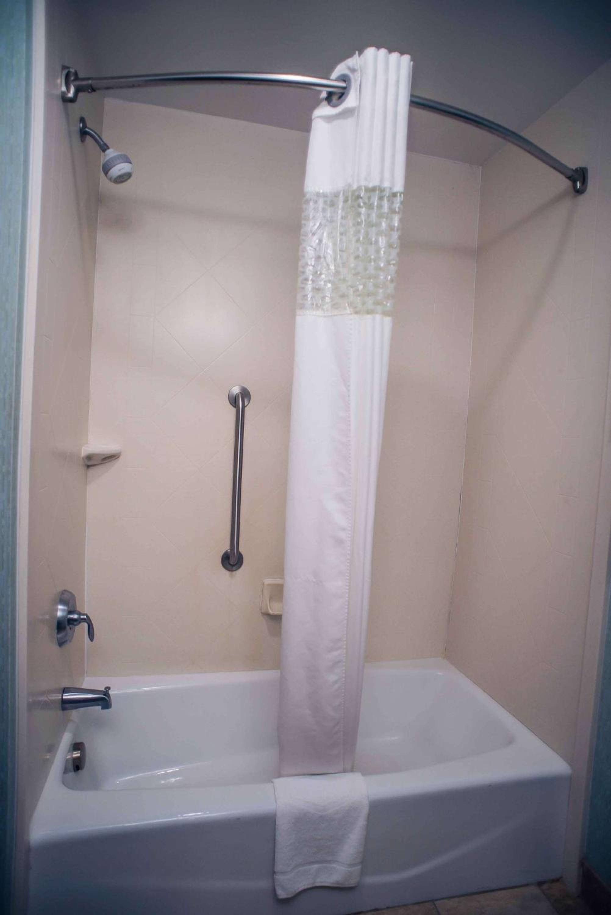 Room with Two Queen Beds - Non-Smoking - Photo 5
