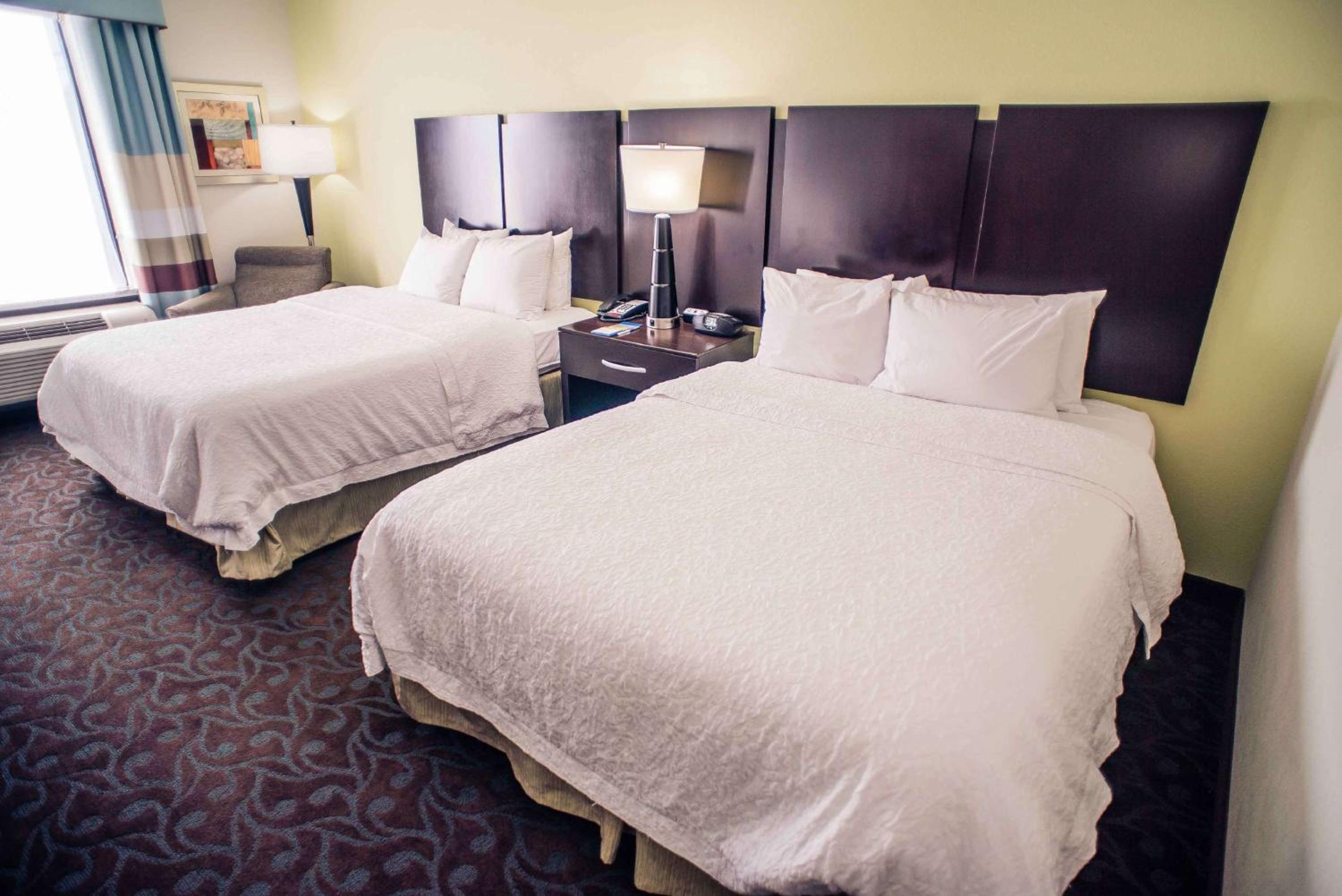 Room with Two Queen Beds - Non-Smoking - Photo 4