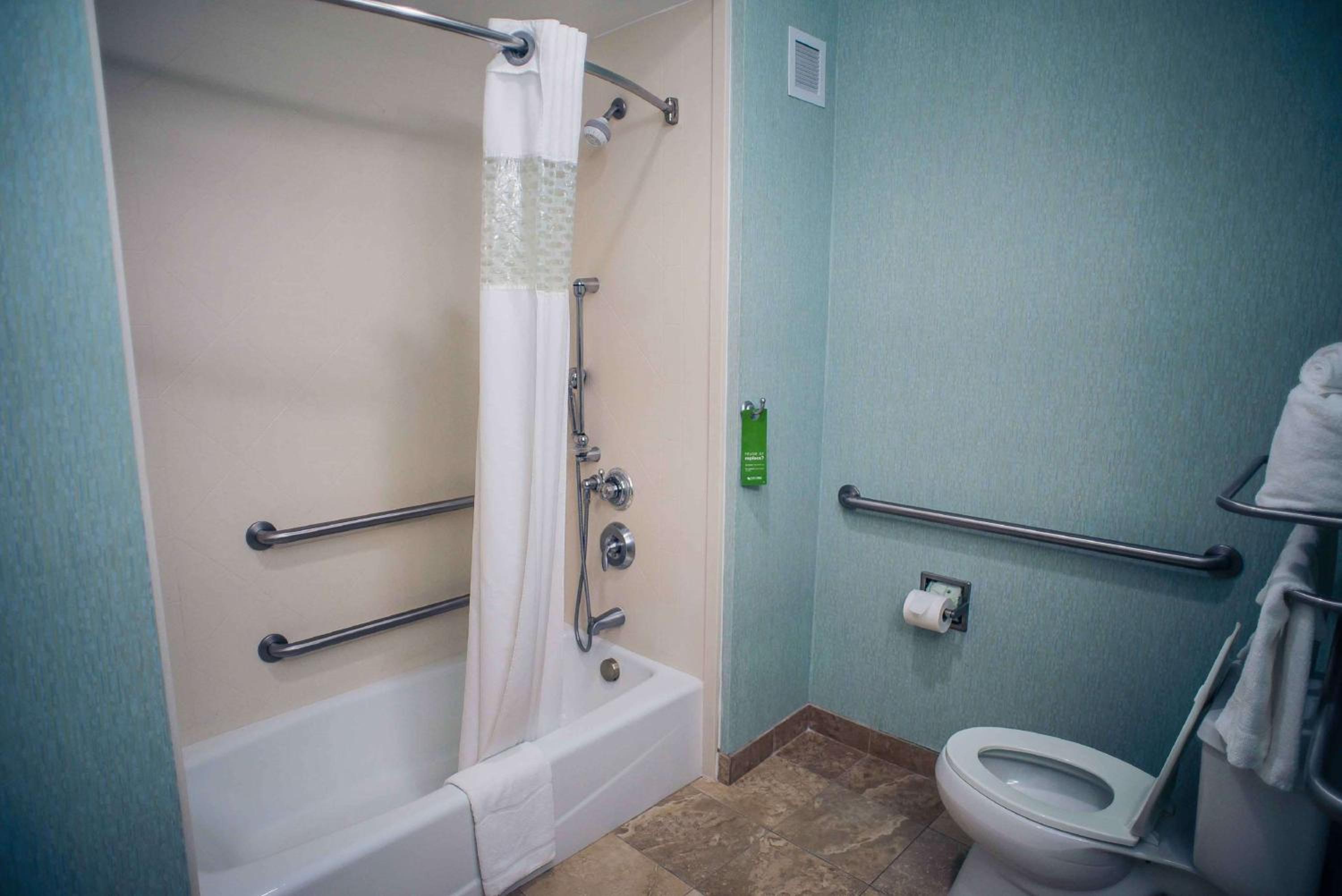 Queen Room with Two Queen Beds - Mobility Access/Non-Smoking - Photo 2
