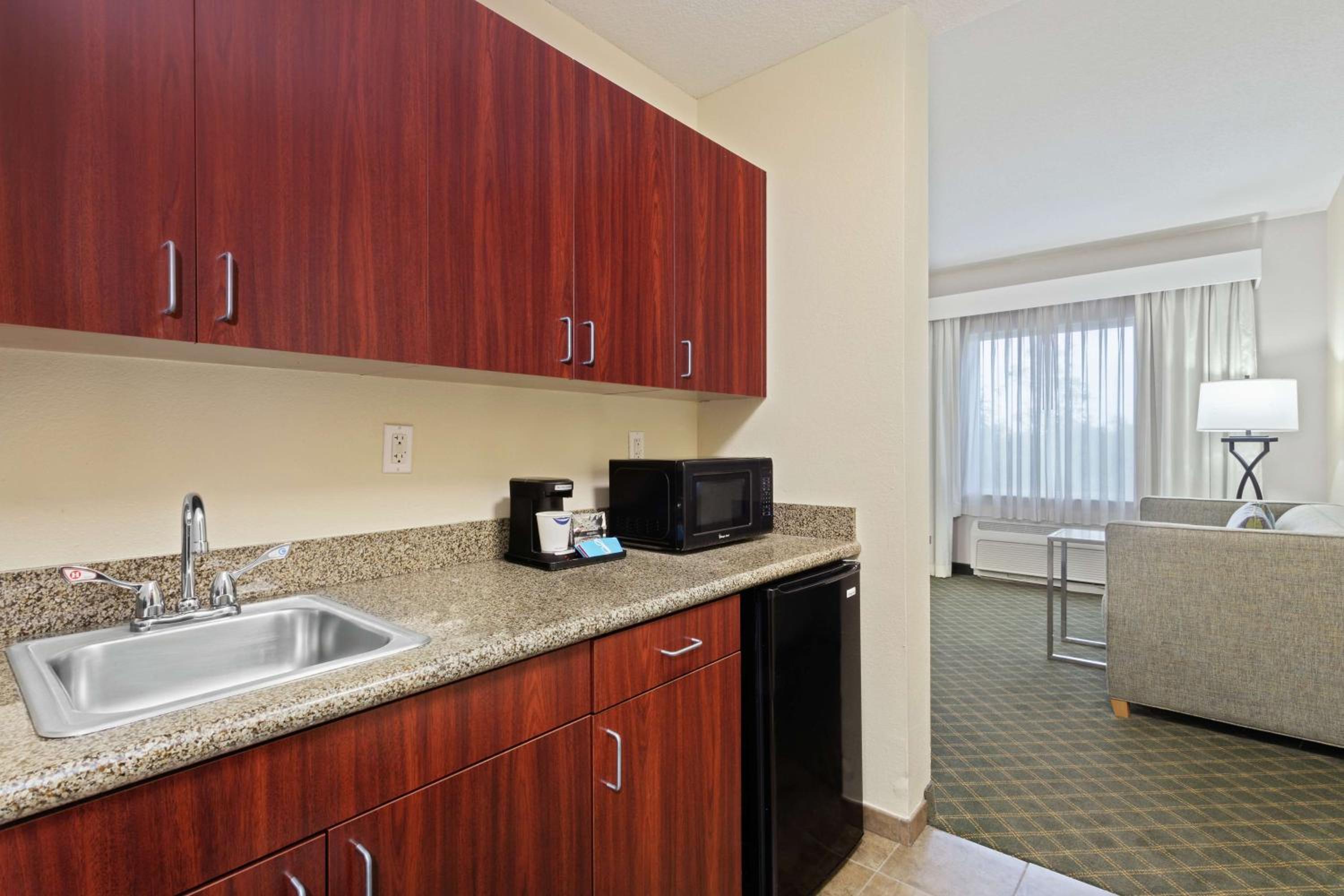 King Studio with Kitchenette - Non-Smoking - Photo 2