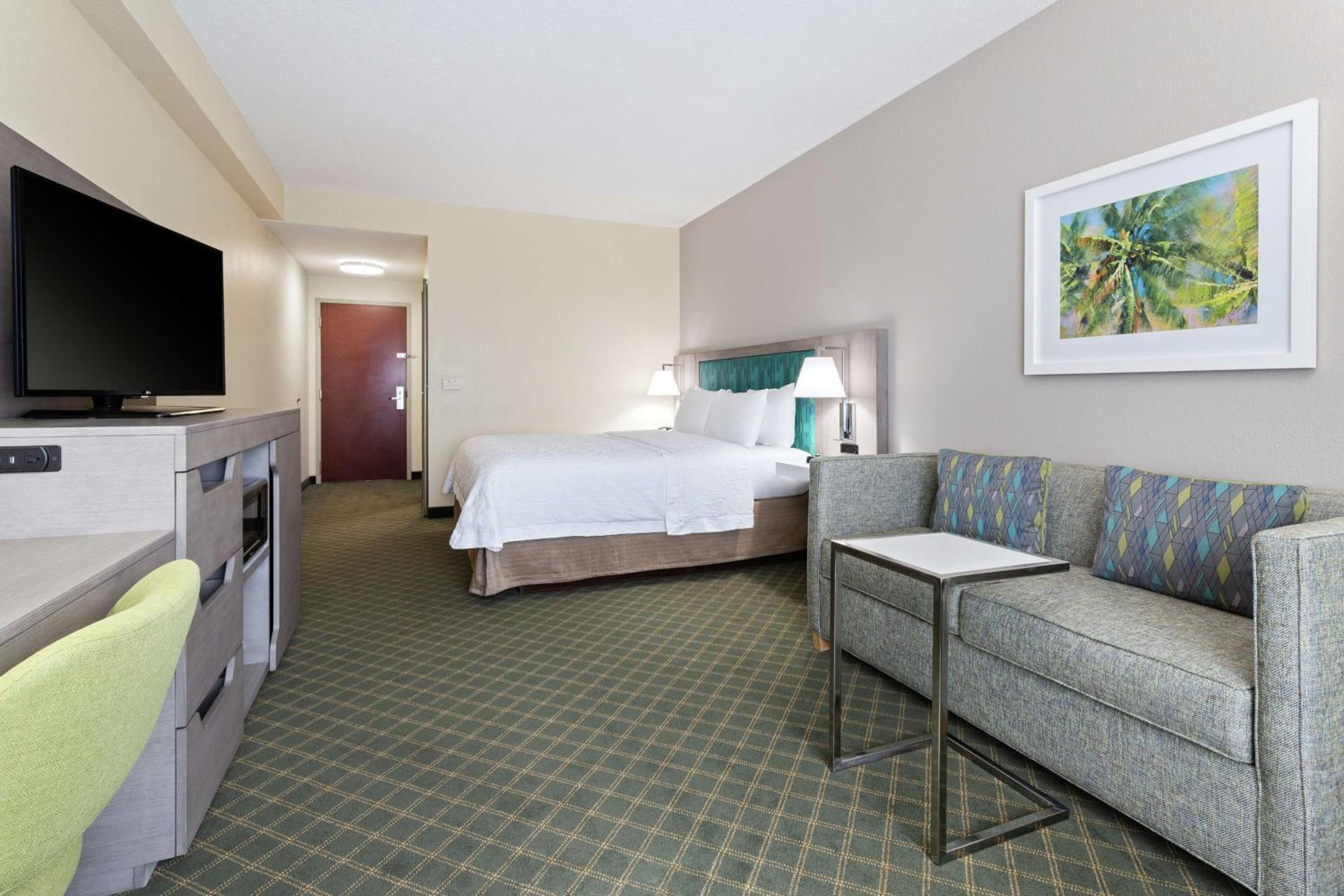 Deluxe King Room with Sofa Bed - Non Smoking - Photo 1