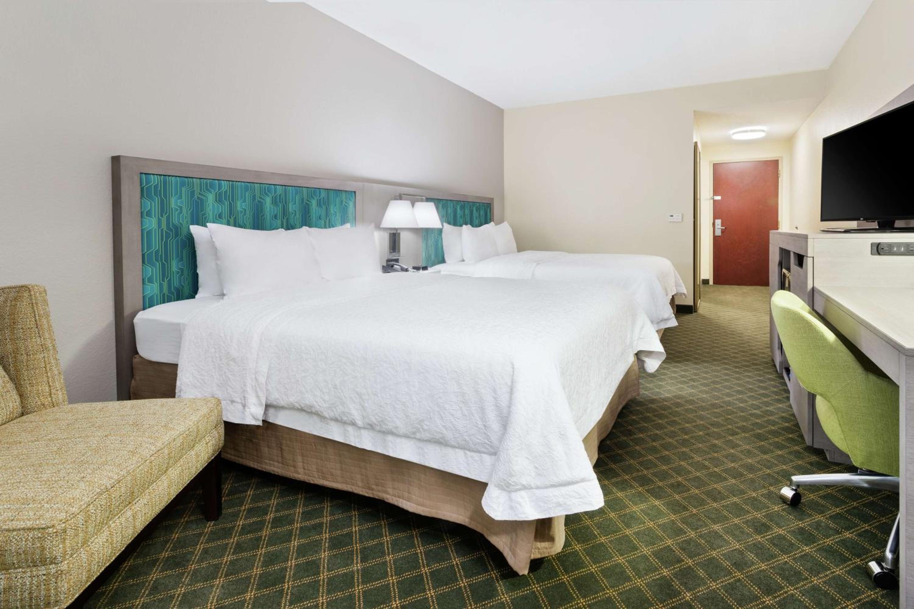Queen Room with Two Queen Beds - Non-Smoking - Photo 2