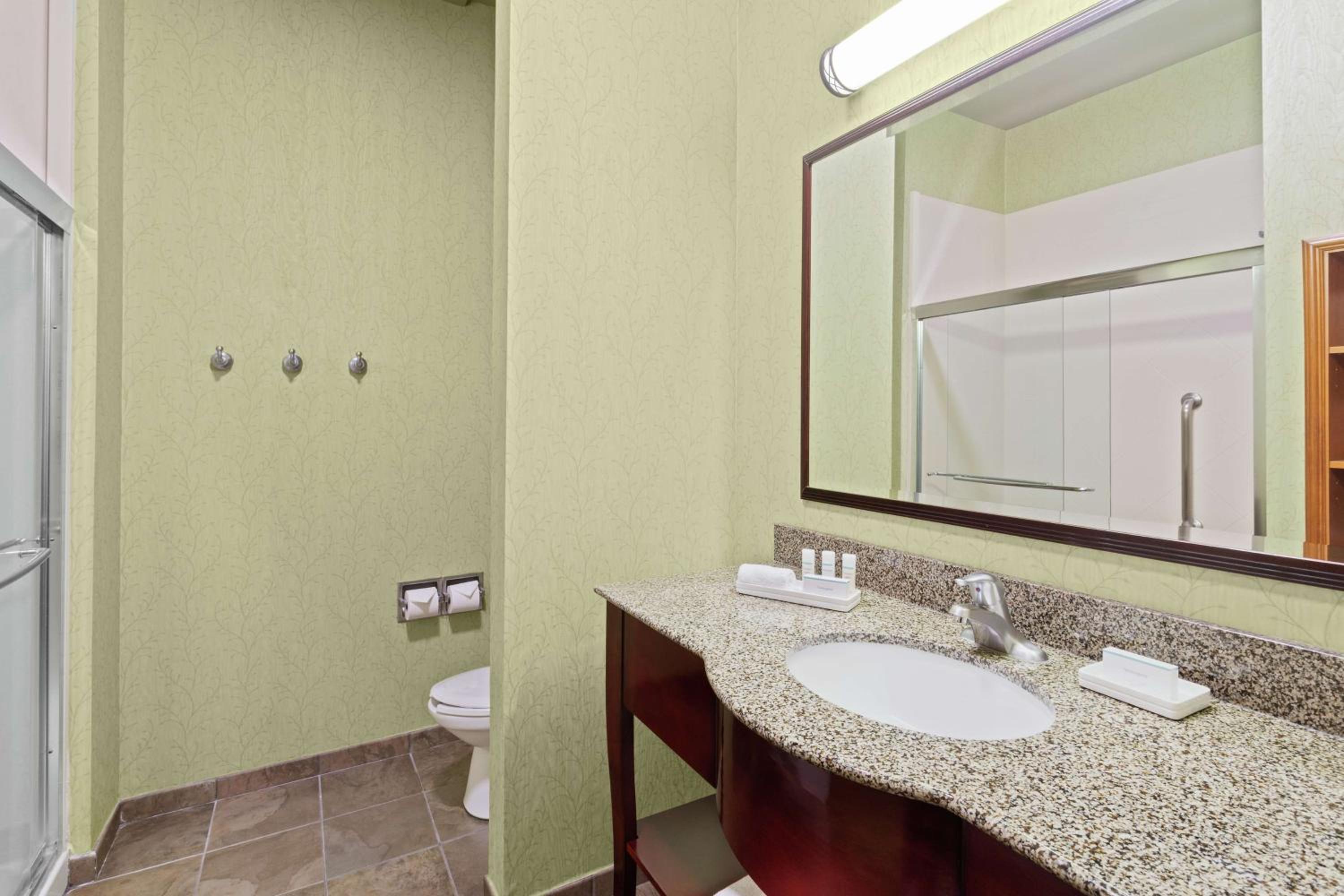 Deluxe King Room with Sofa Bed - Non Smoking - Photo 2