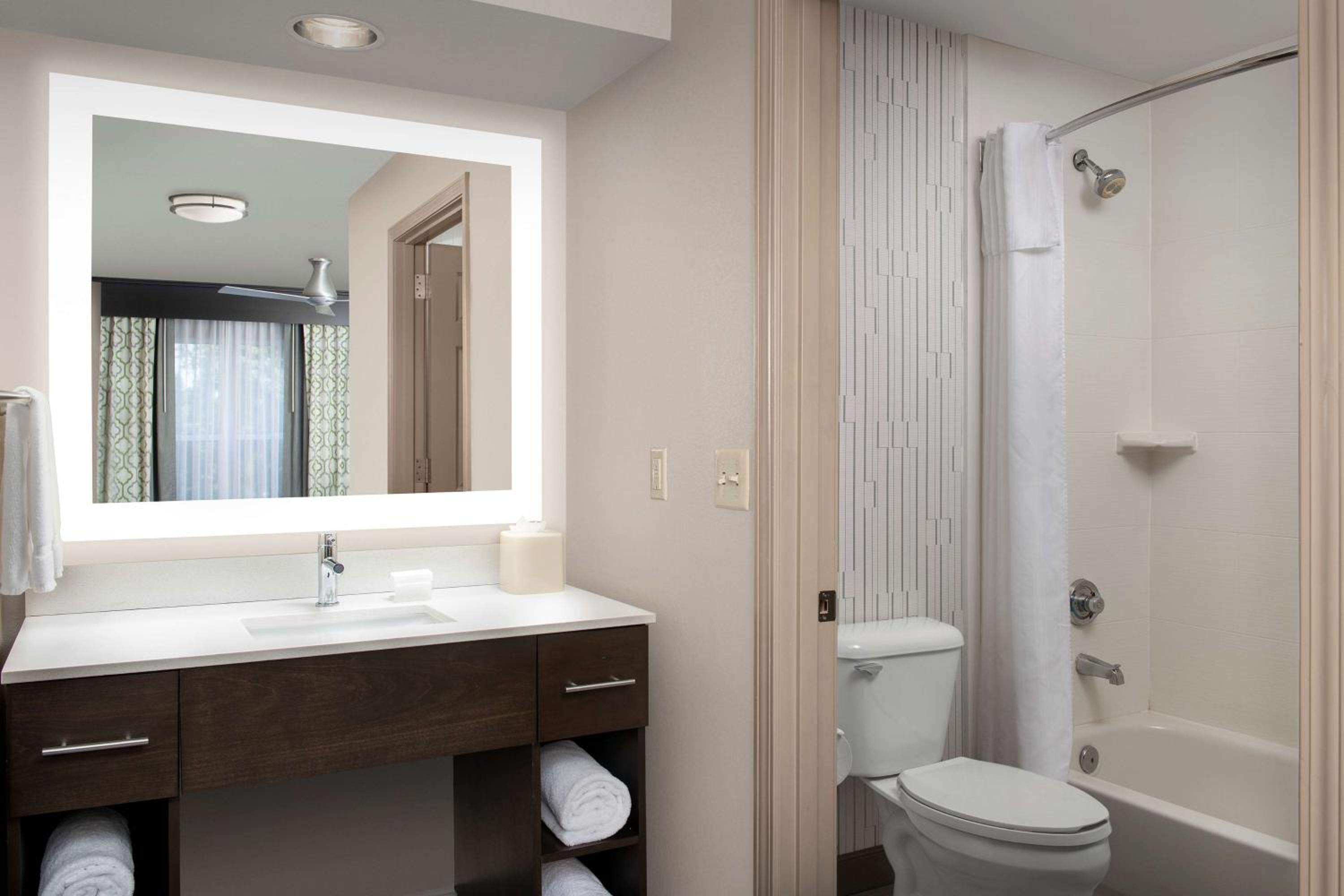 One-Bedroom King Suite - Non-Smoking - Photo 5