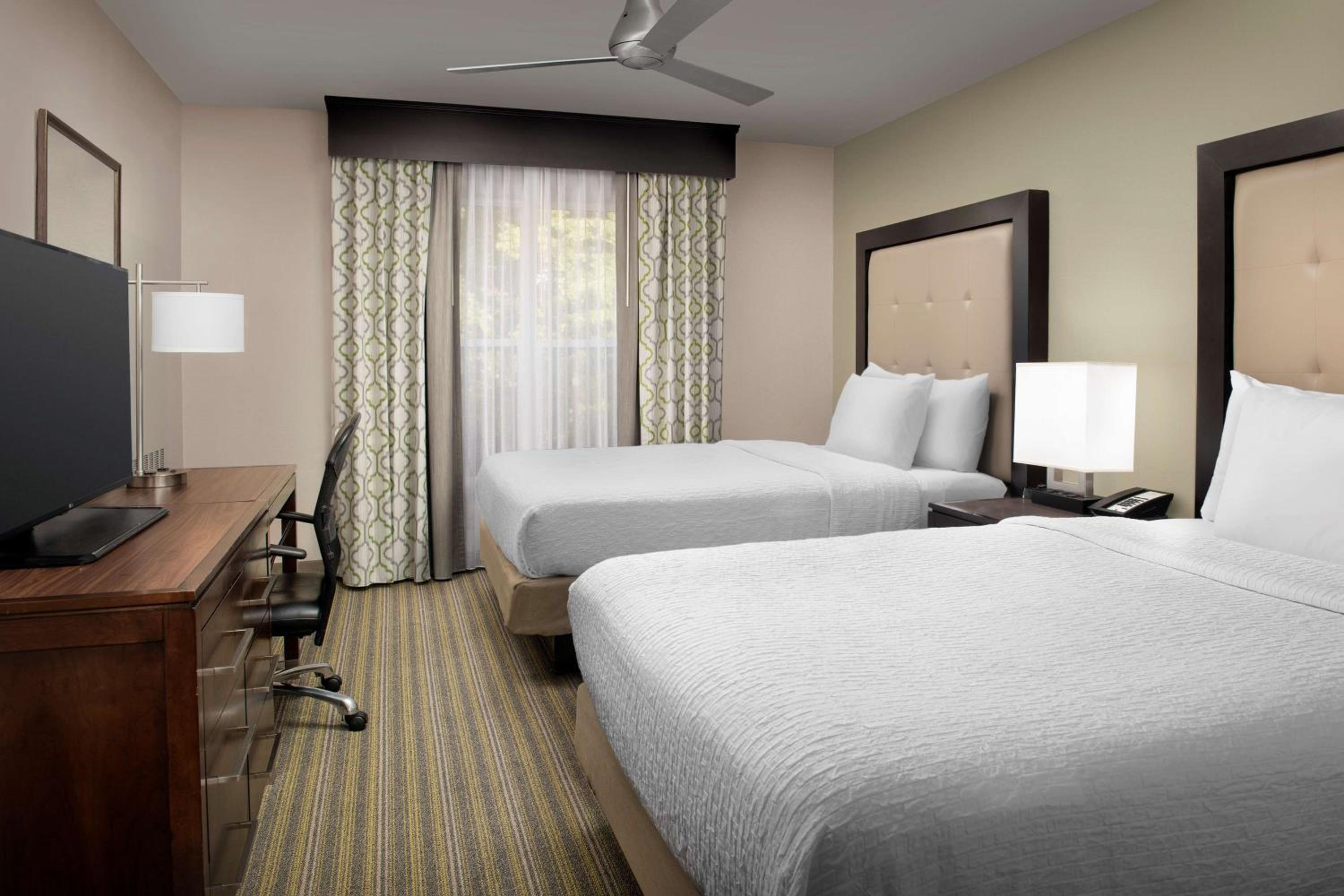 Two-Bedroom Suite with One King And Two Double Beds - Non-Smoking - Photo 2