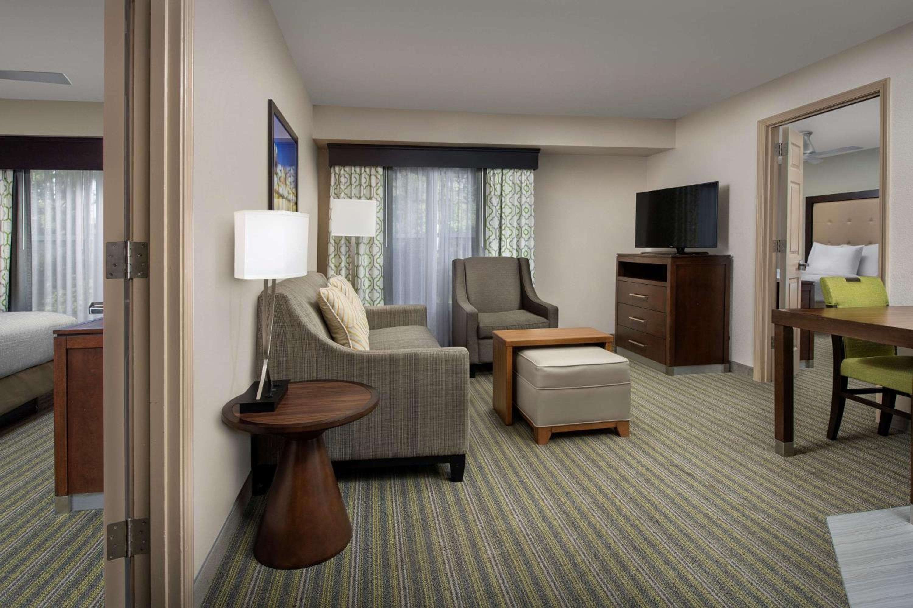 Two-Bedroom Suite with One King And Two Double Beds - Non-Smoking - Photo 4