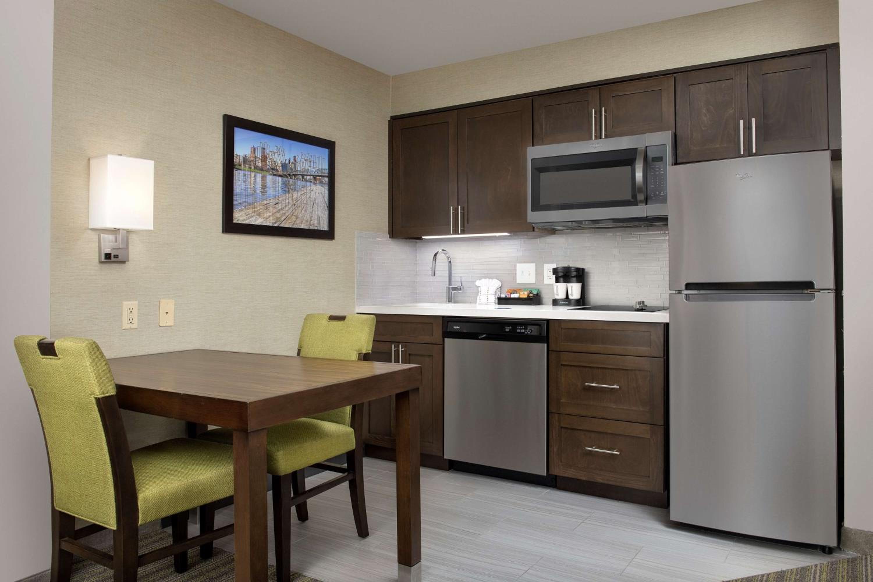 Two-Bedroom Suite with One King And Two Double Beds - Non-Smoking - Photo 5