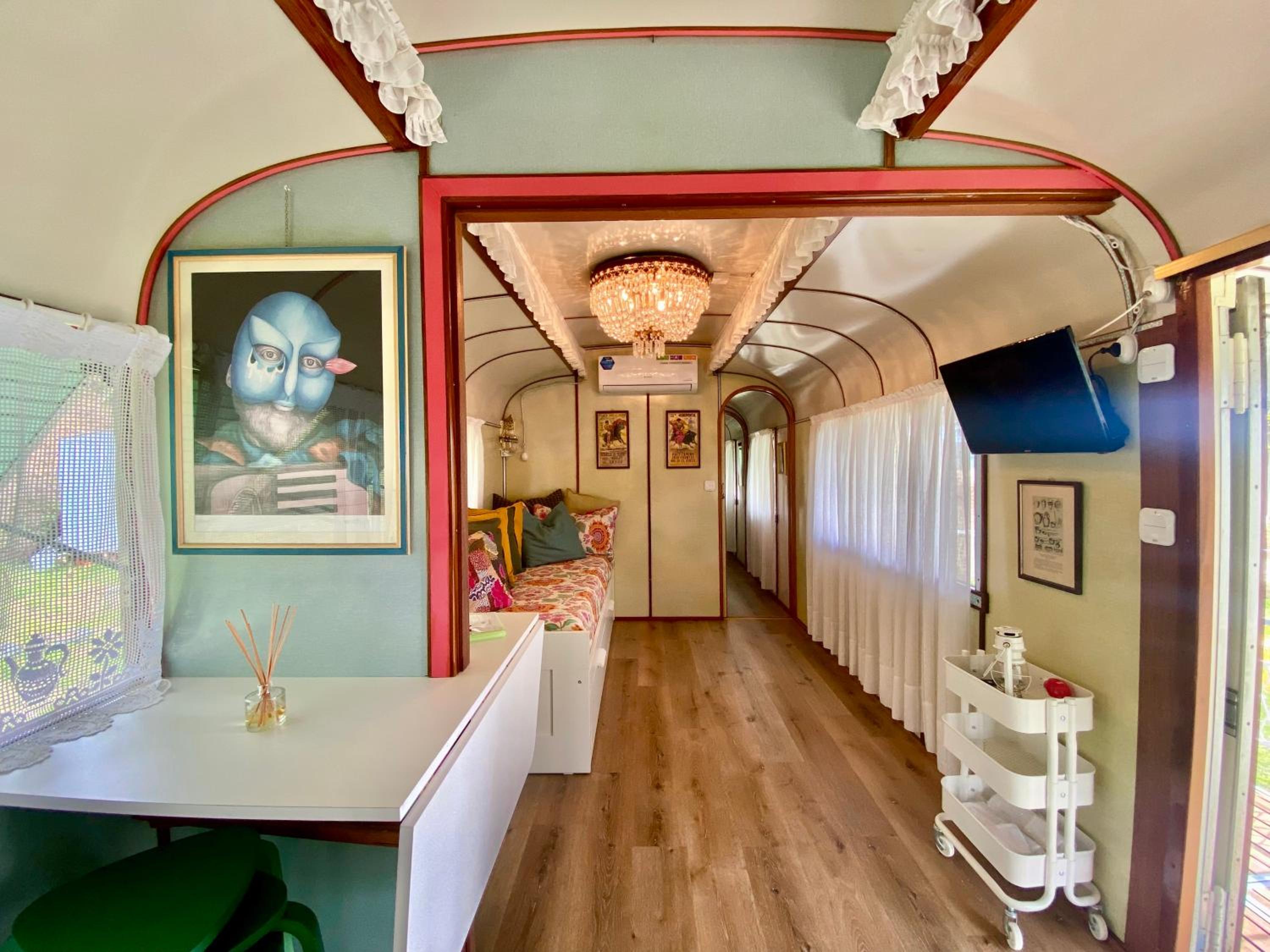 Caravan Superior  photo 1