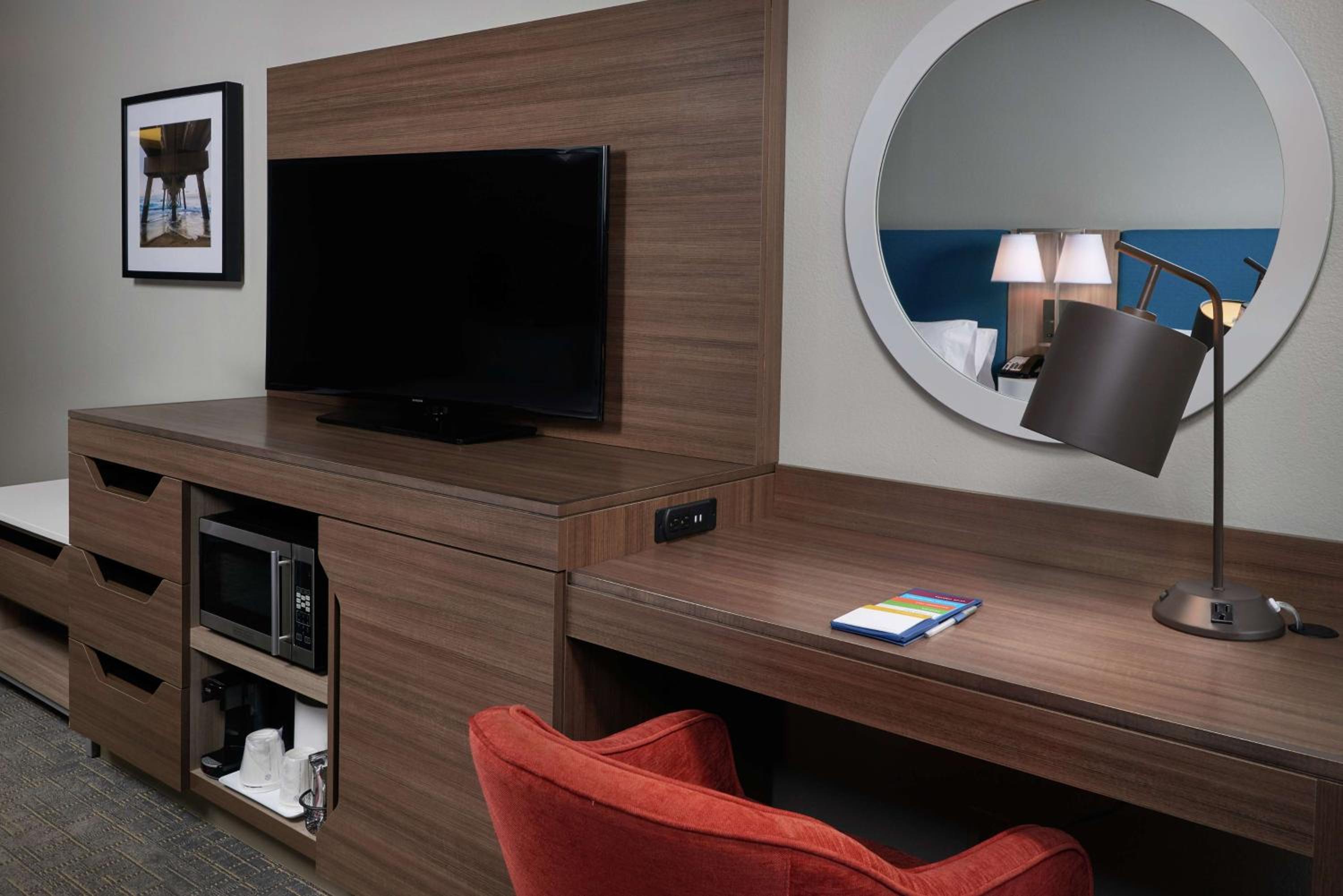 Room with Two Queen Beds - Non-Smoking - Photo 4