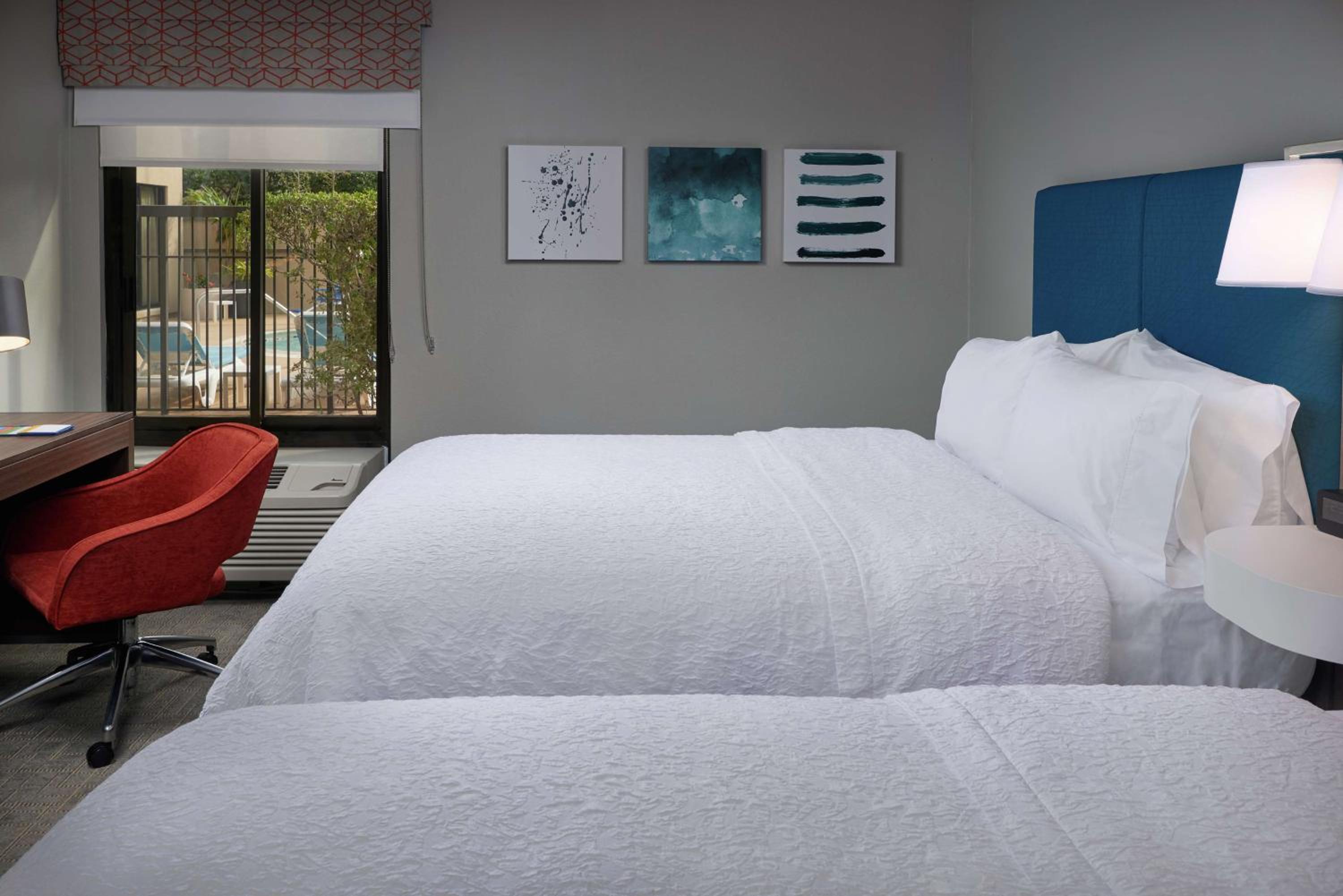 Room with Two Queen Beds - Non-Smoking - Photo 3