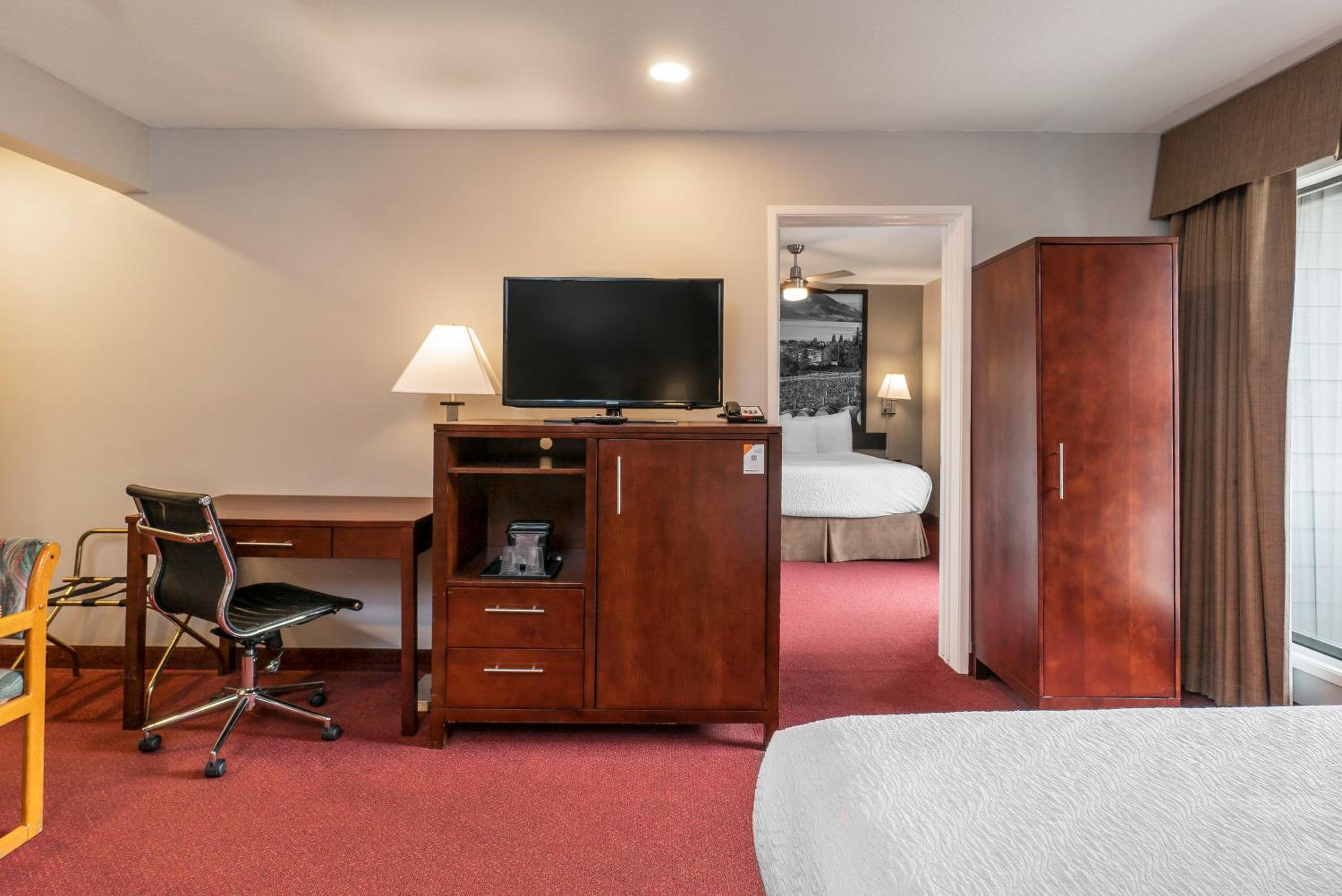Queen Studio Suite - Non-Smoking - Non Pet Friendly - Photo 1