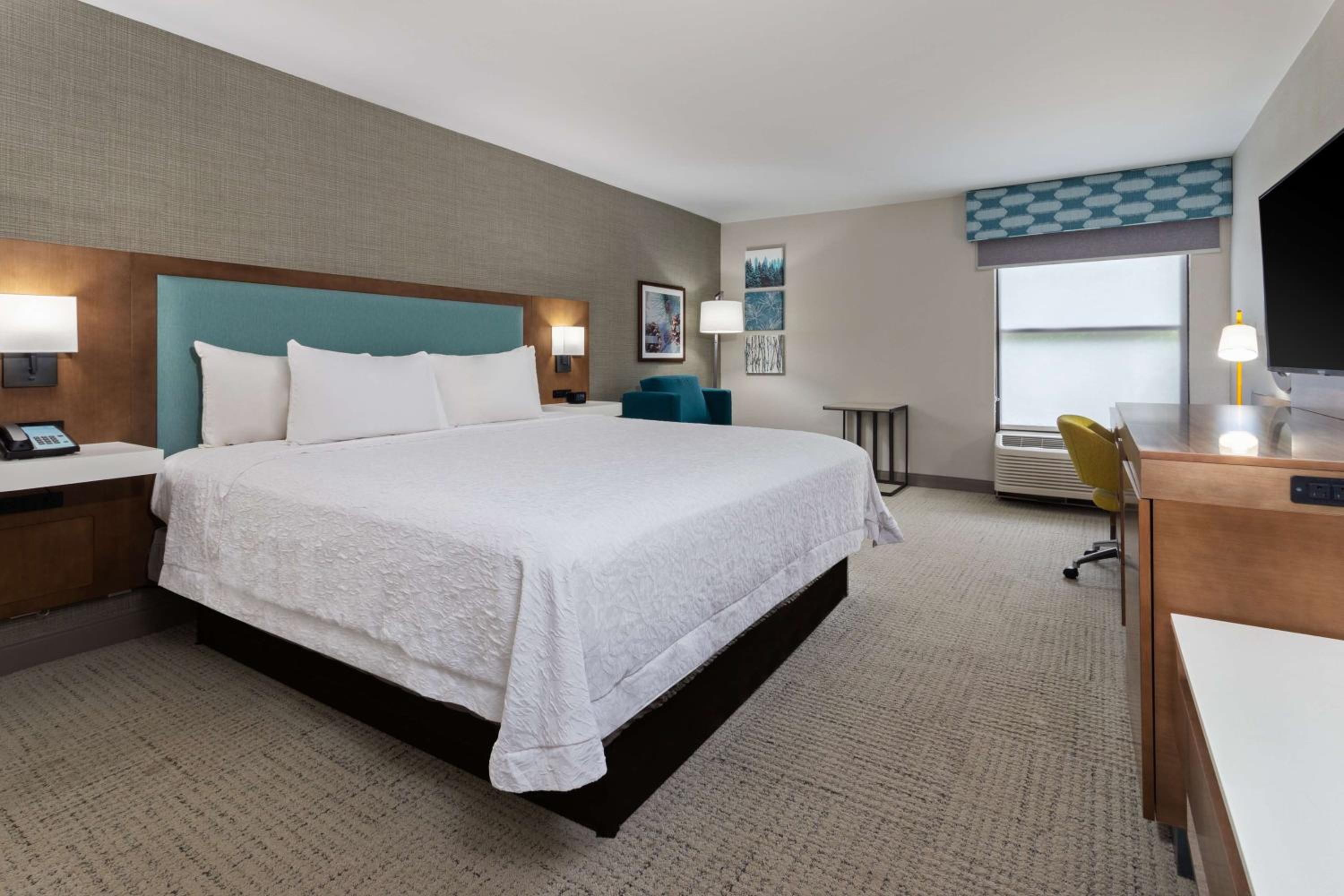King Room with King Bed - Non-Smoking - Photo 4