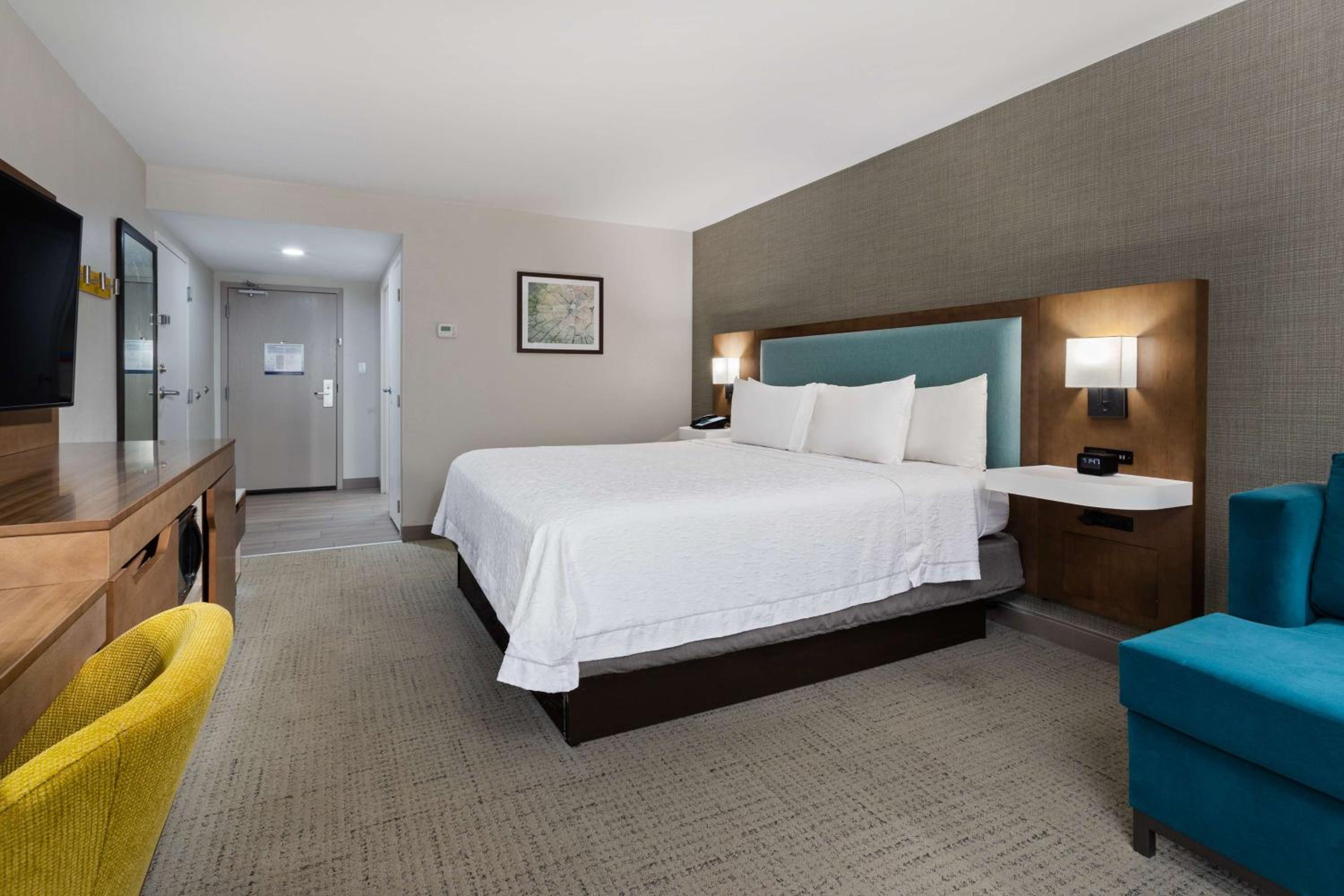 King Room with King Bed - Non-Smoking - Photo 6
