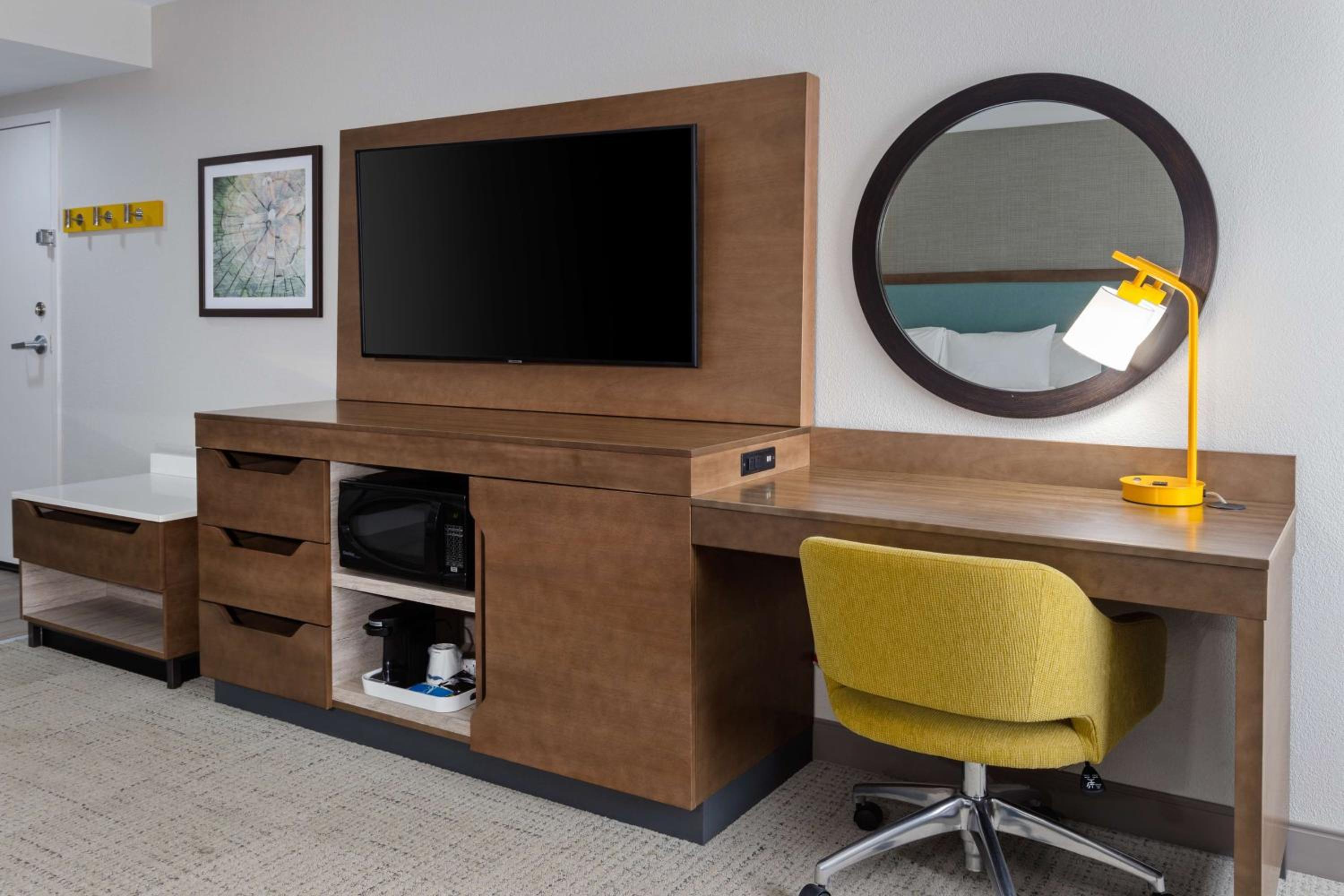 King Room with Wet Bar - Photo 4