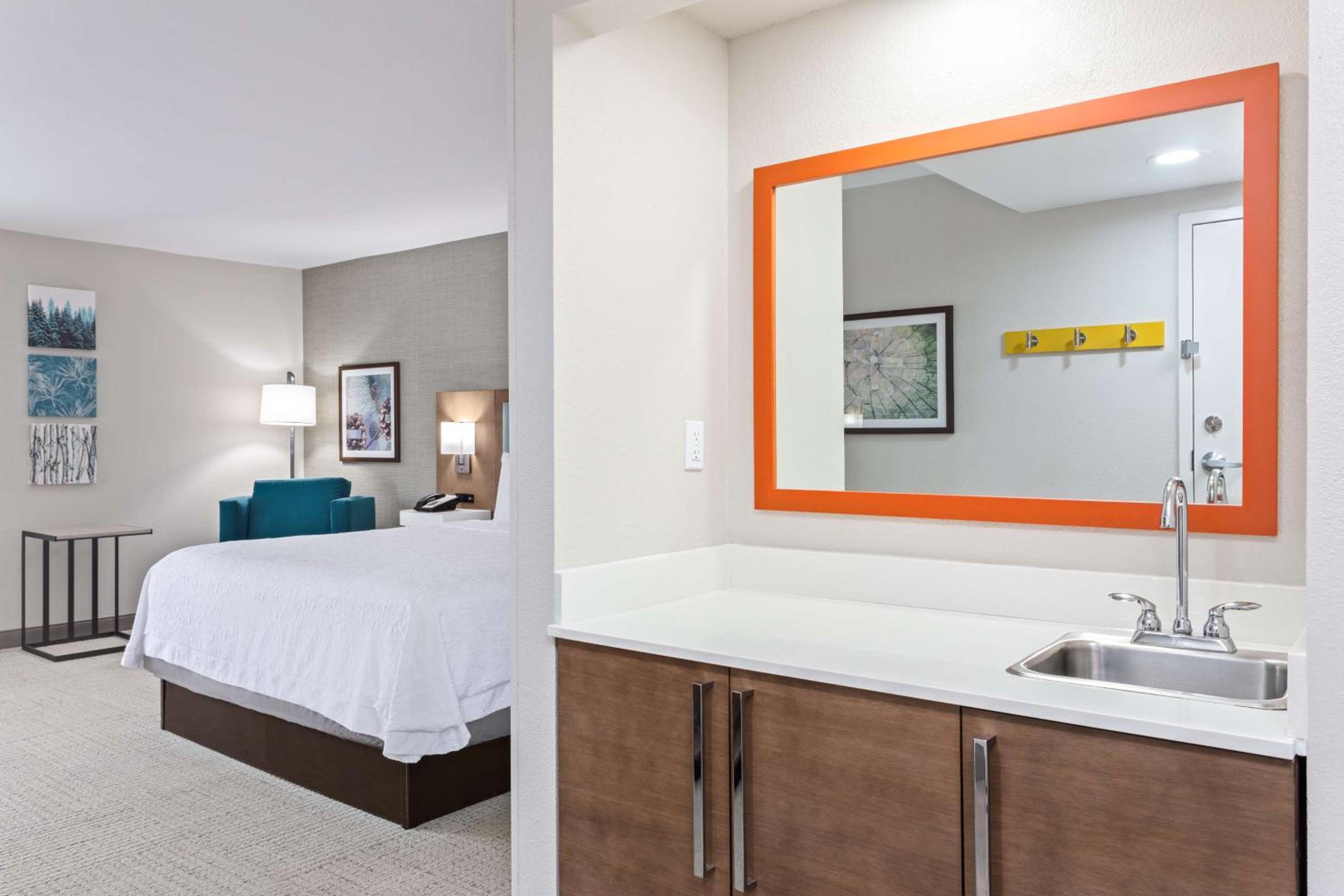 King Room with Wet Bar - Photo 2