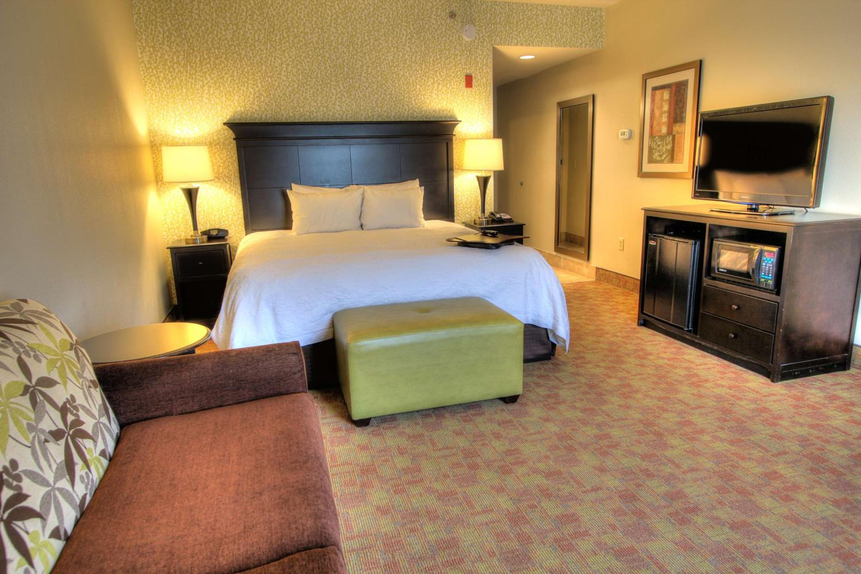 King Room with Sofa Bed - Non-Smoking - Photo 2