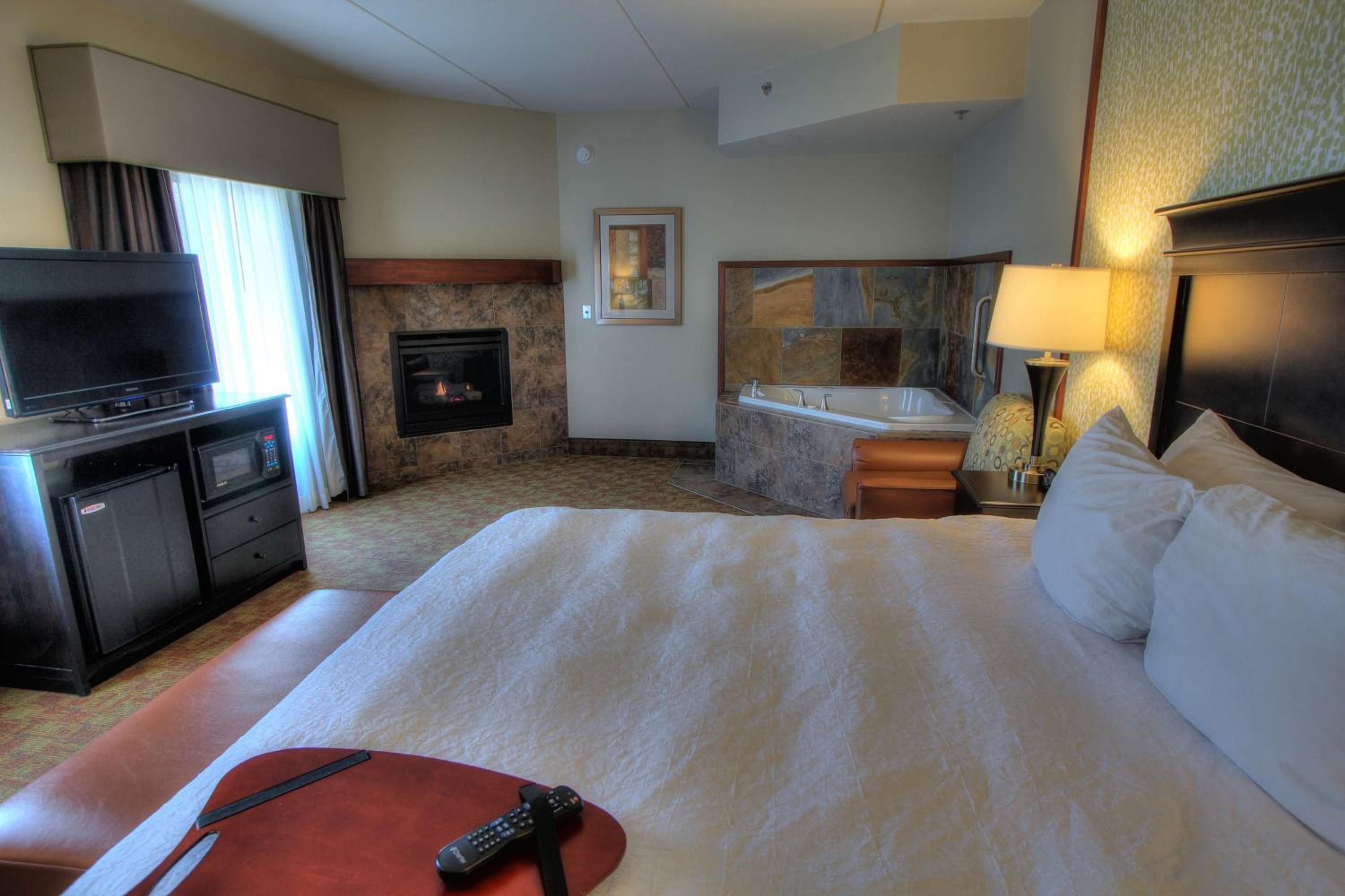 King Room With Fireplace And Sofa Bed - Non-Smoking - Photo 2