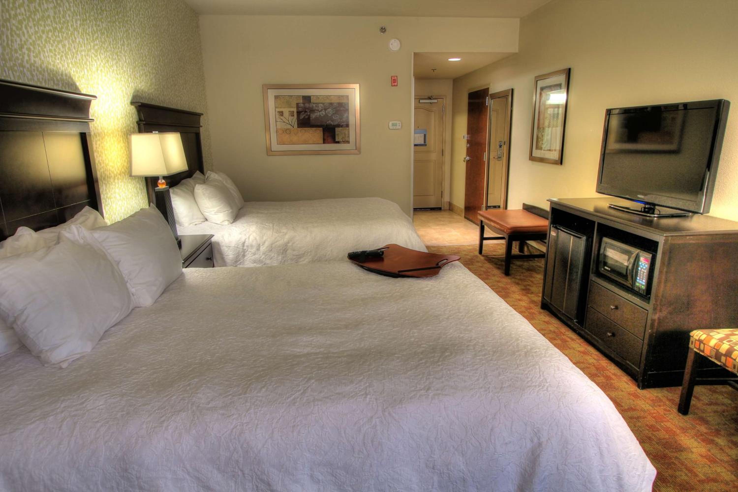 Queen Room with Two Queen Beds and Sofa Bed - Photo 4