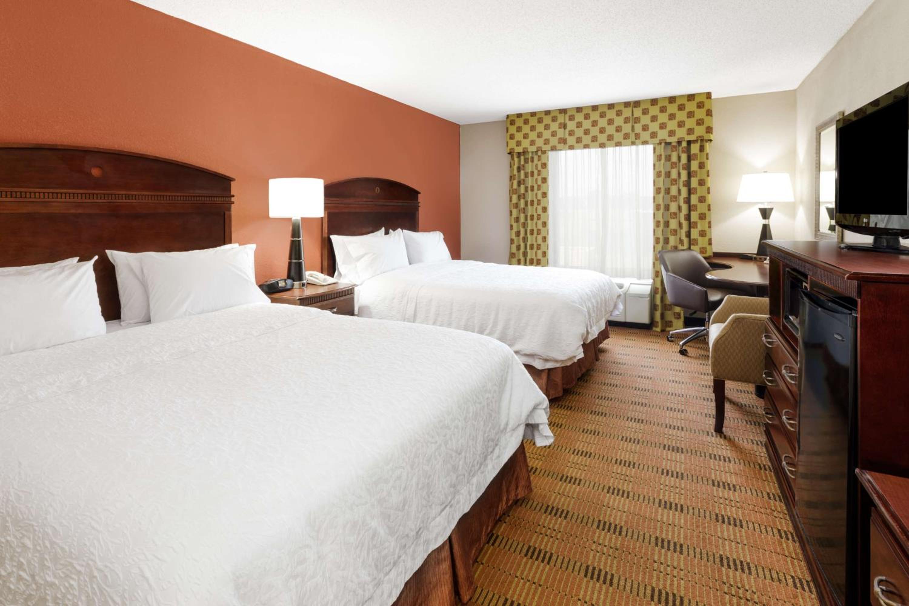 Queen Room with Two Queen Beds - Non-Smoking - Photo 3