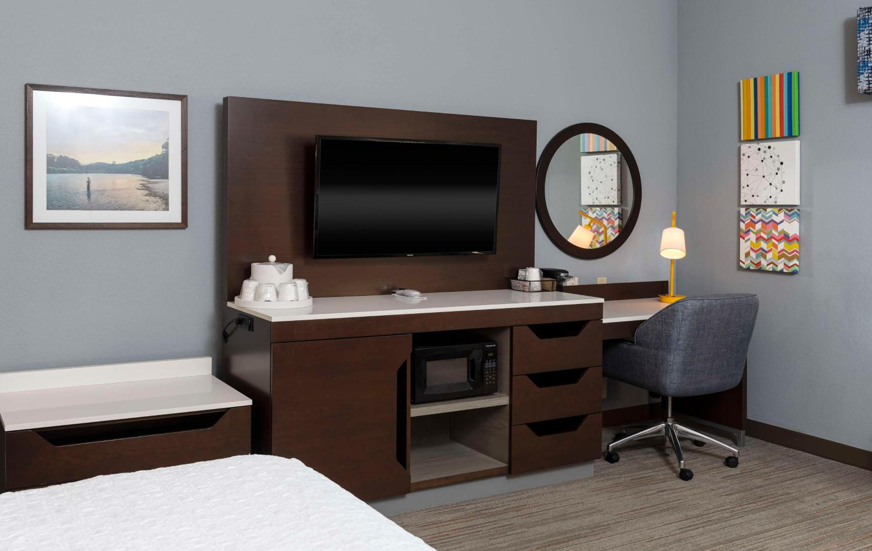King Room with King Bed - Non-Smoking - Photo 1