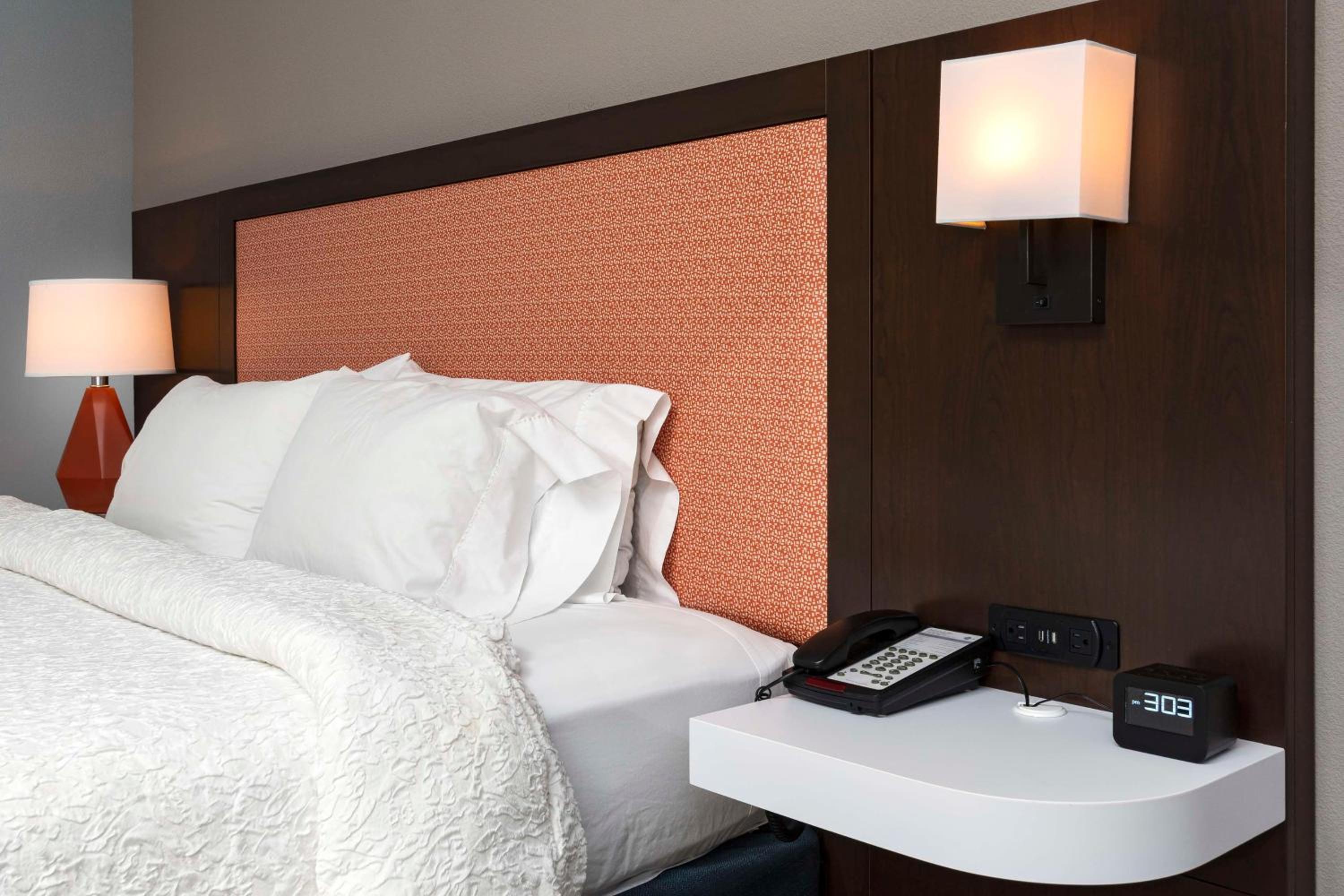 King Room with King Bed - Non-Smoking - Photo 5