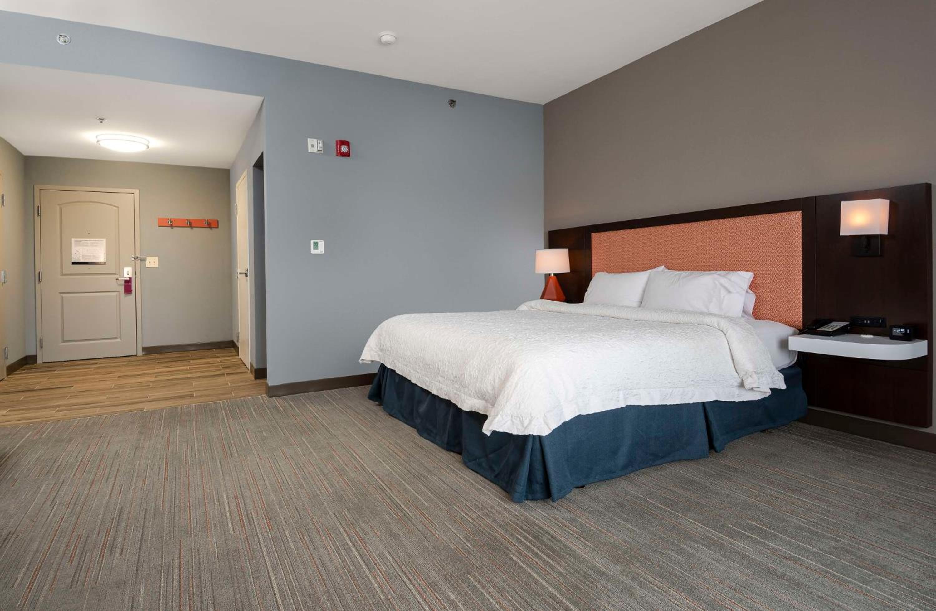 King Room with King Bed - Non-Smoking - Photo 2