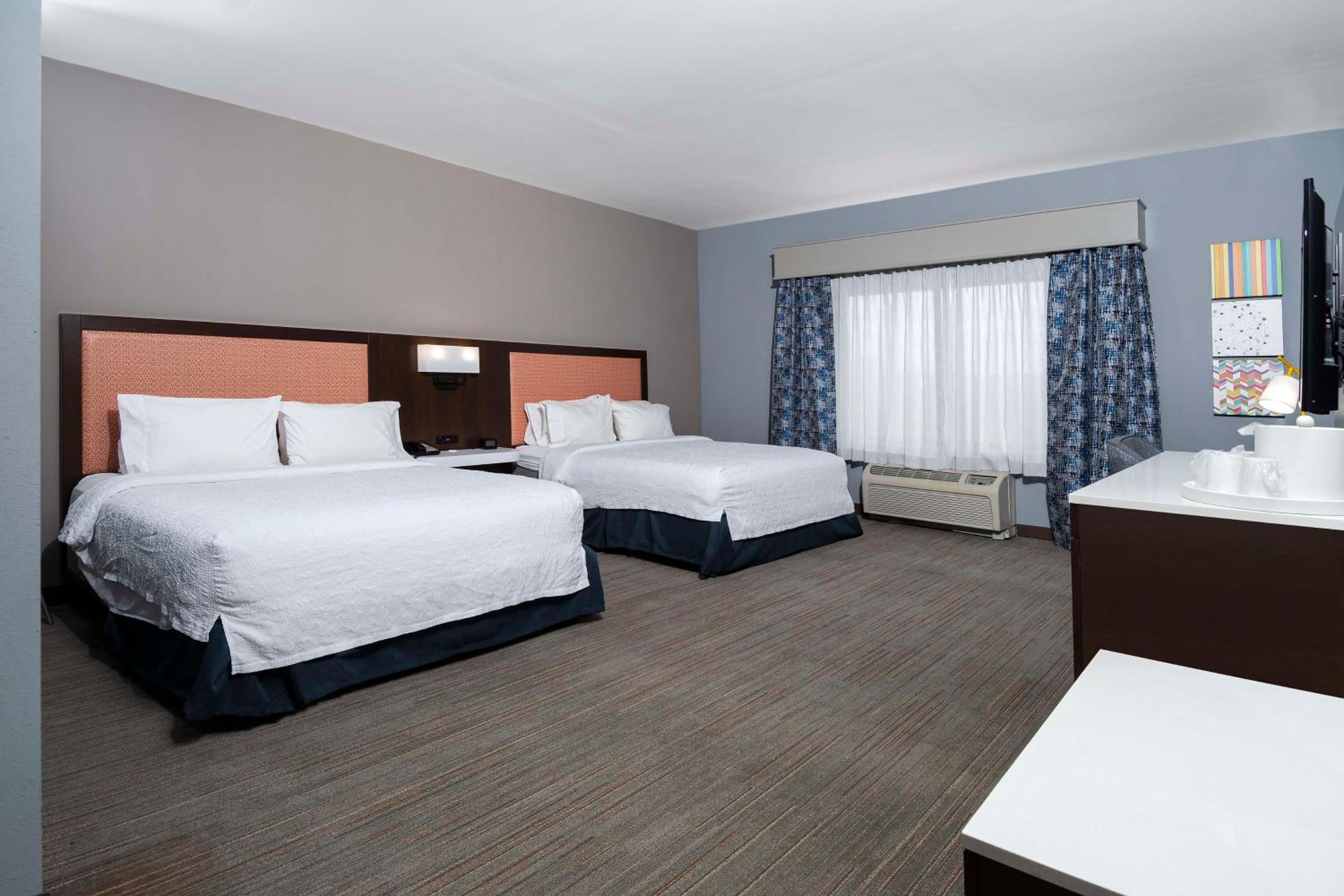 Room with Two Queen Beds - Non-Smoking - Photo 2