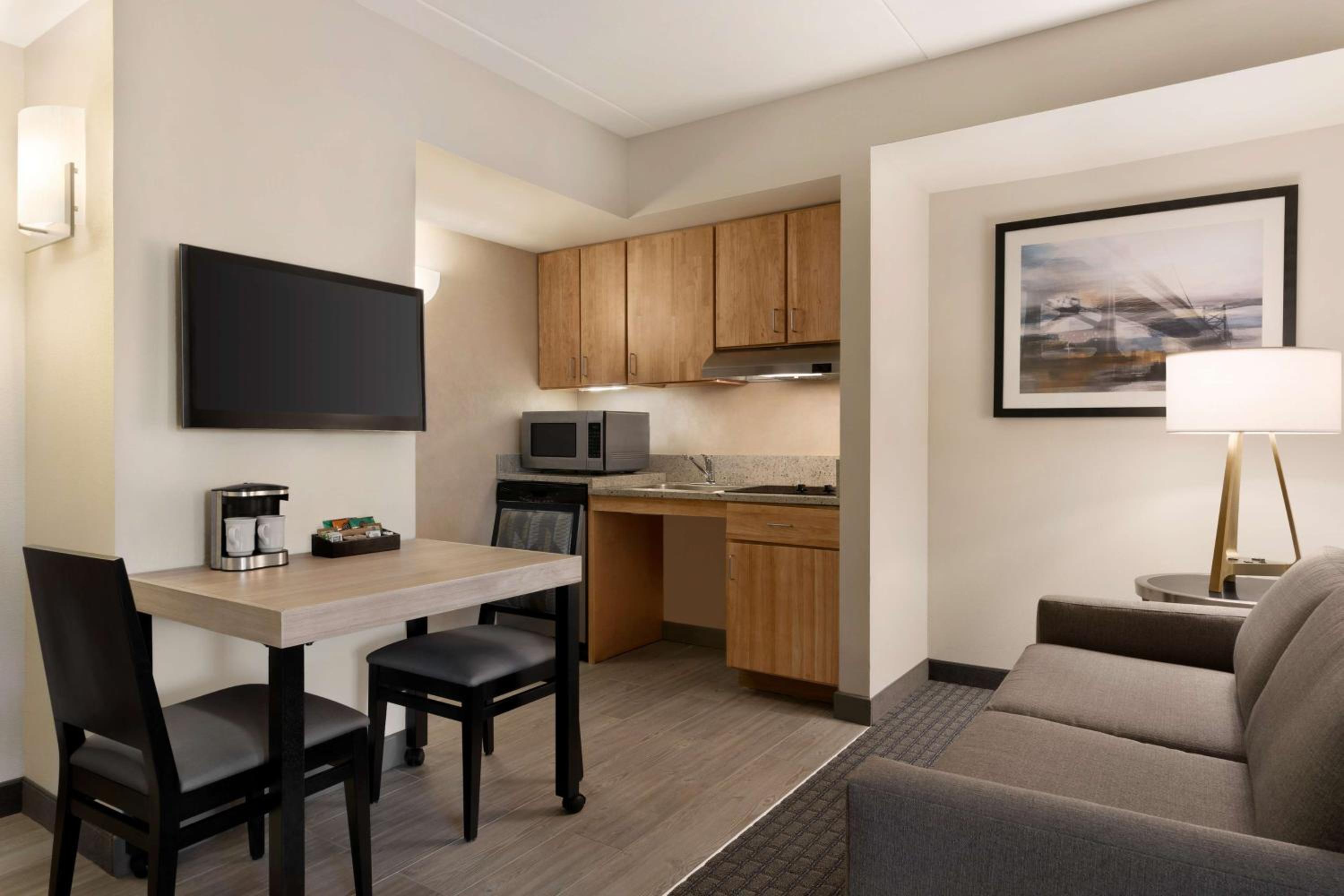 King Suite with Roll-In Shower - Mobility and Hearing Access/Non-Smoking - Photo 4
