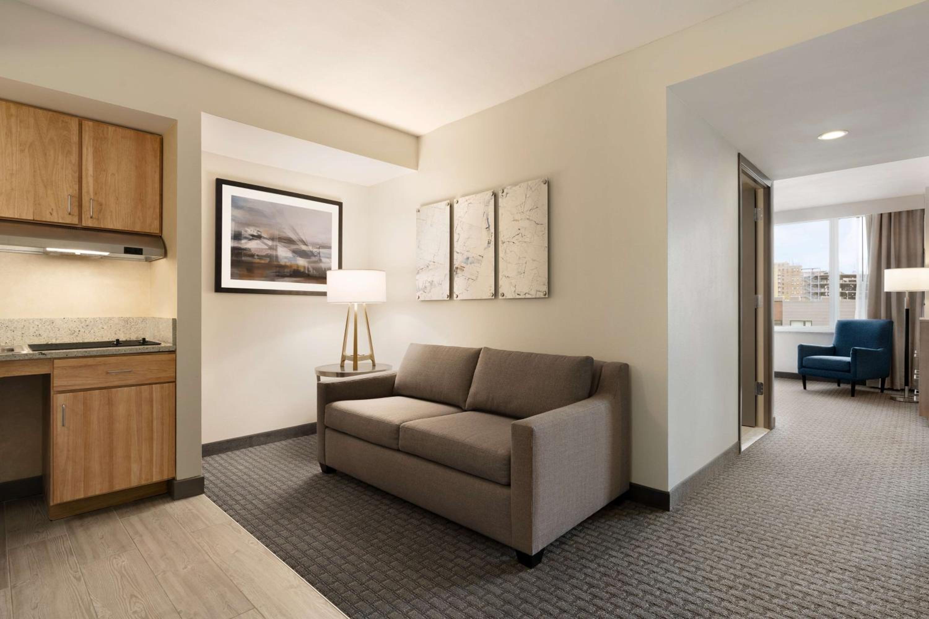 King Suite with Roll-In Shower - Mobility and Hearing Access/Non-Smoking - Photo 2