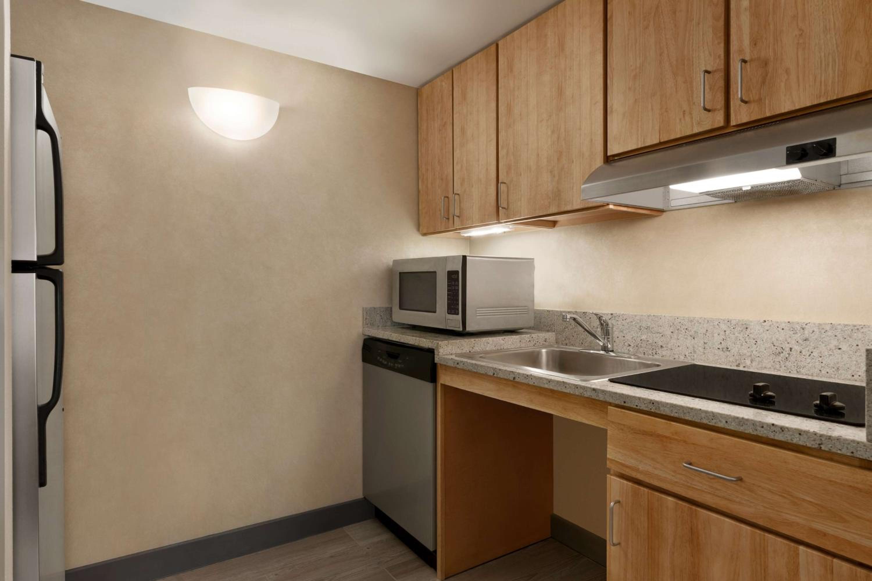 King Studio Suite - Non-Smoking - Photo 4