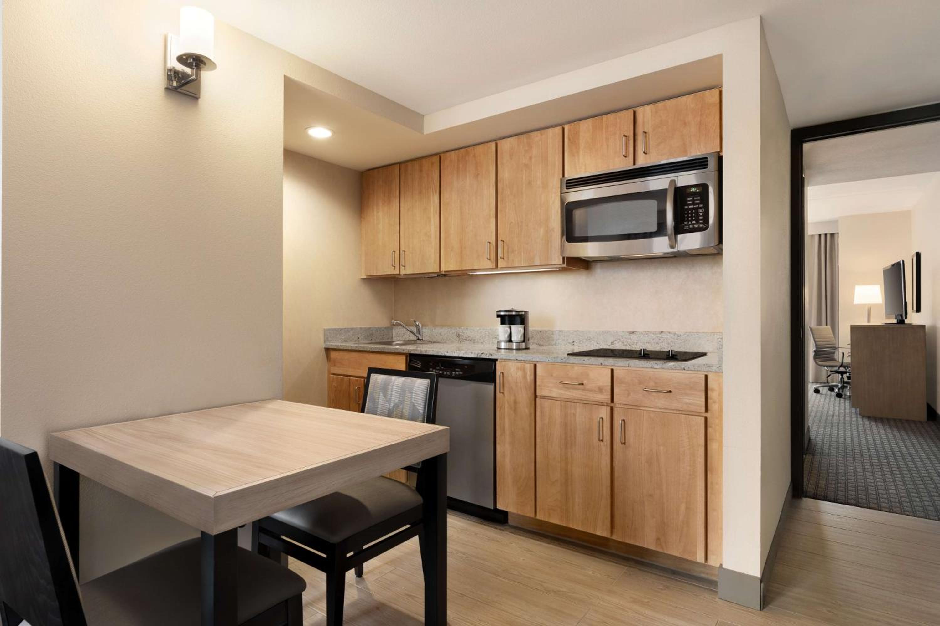 Premium One-Bedroom King Suite - Non-Smoking - Photo 3