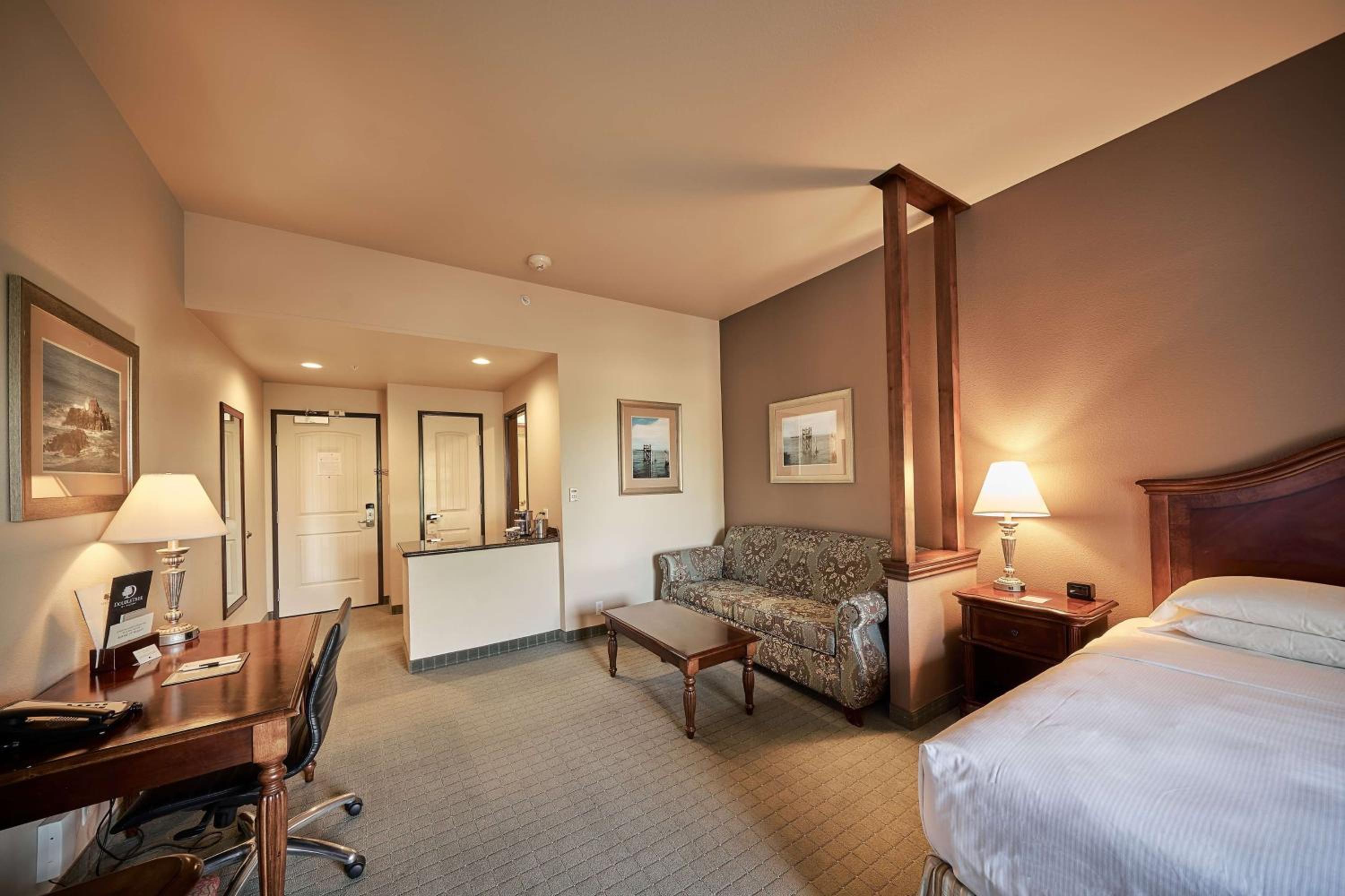 Queen Suite - Photo 1