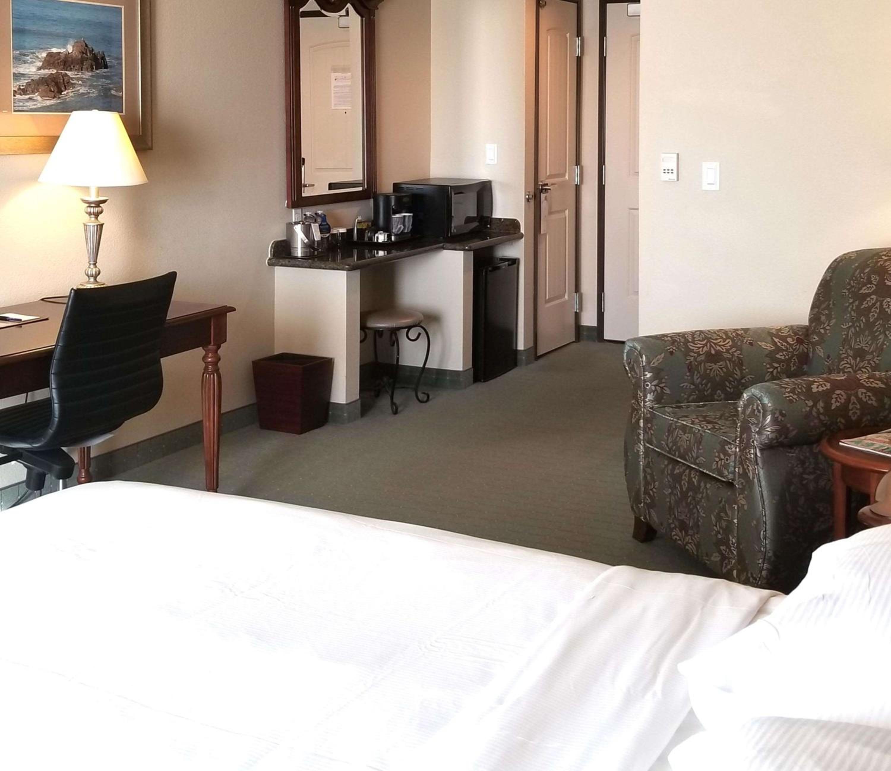 King Room - Non-Smoking - Photo 3