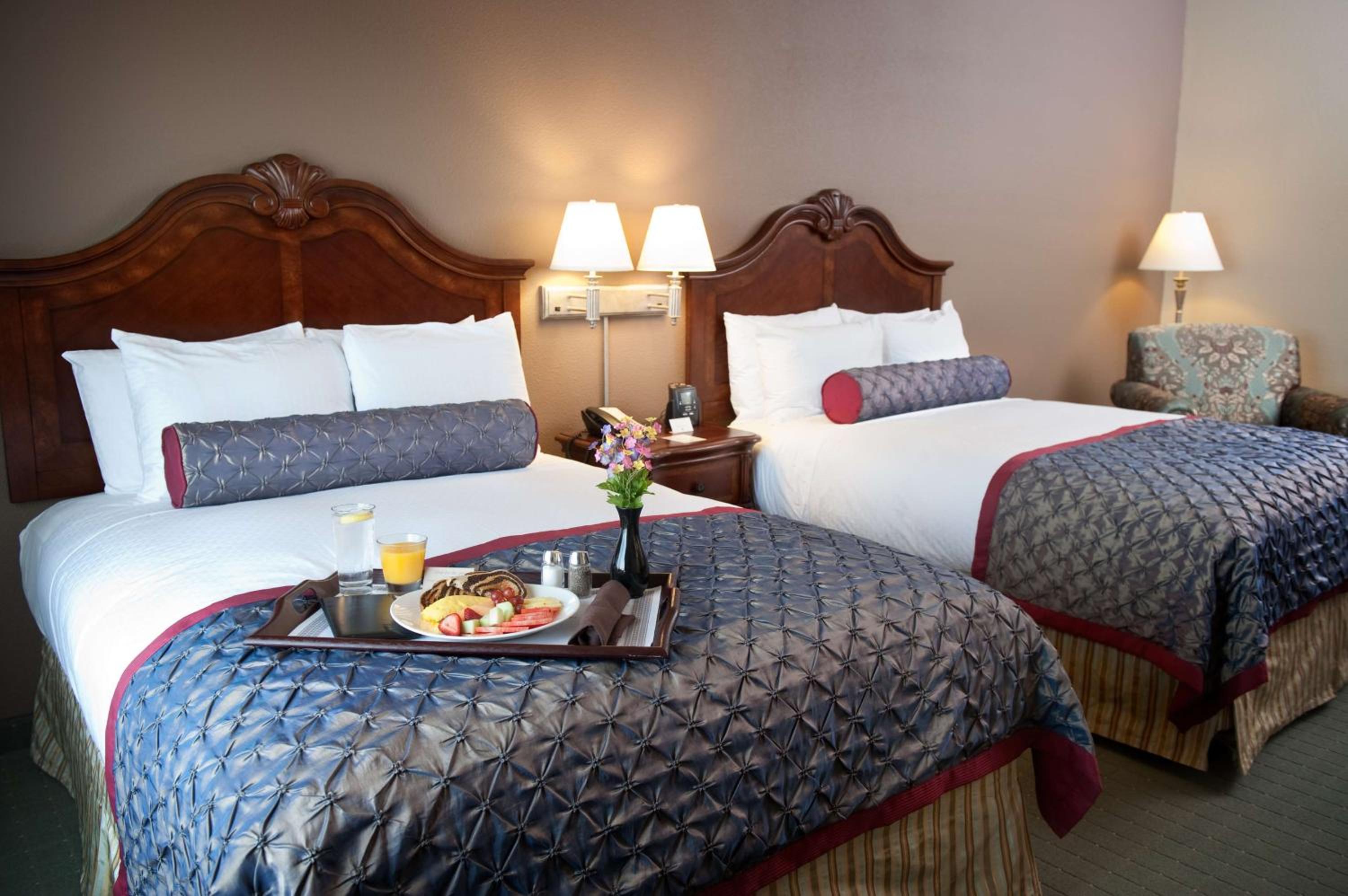 Queen Room with Two Queen Beds - Non-Smoking - Photo 3