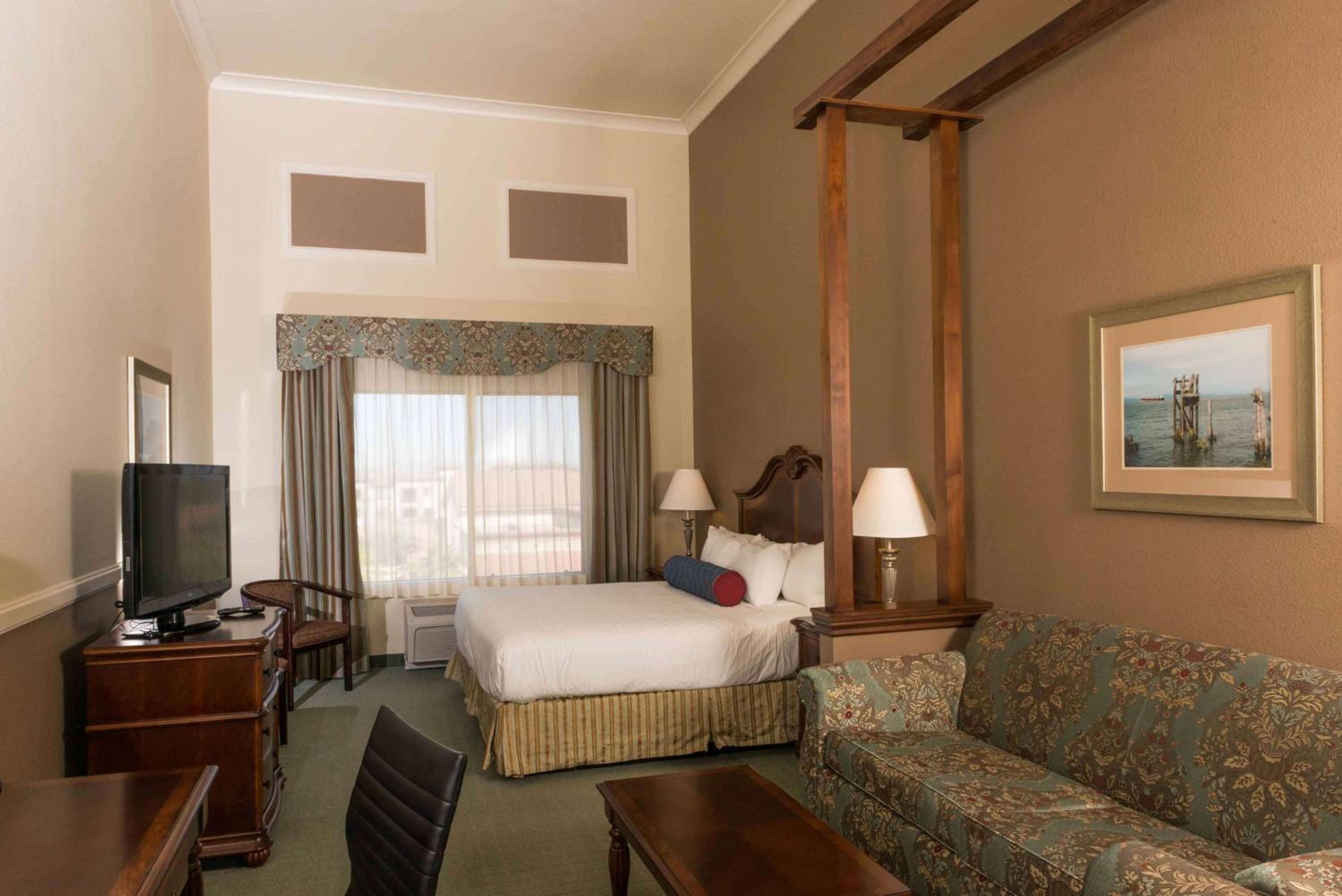 Junior King Suite with Sofa Bed - Non-Smoking - Photo 5