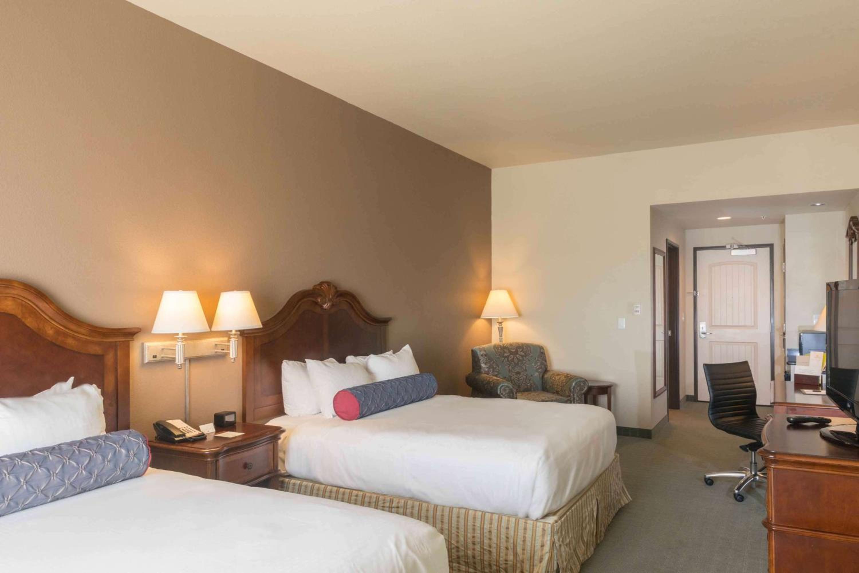 Queen Room with Two Queen Beds - Non-Smoking - Photo 5