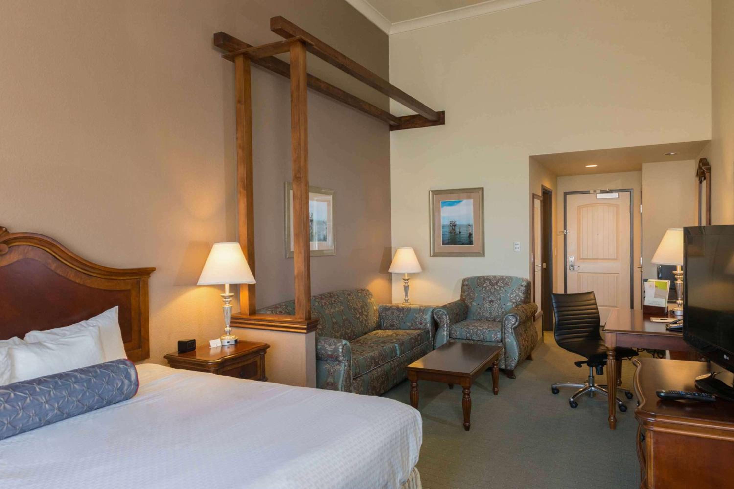 Junior King Suite with Sofa Bed - Non-Smoking - Photo 3