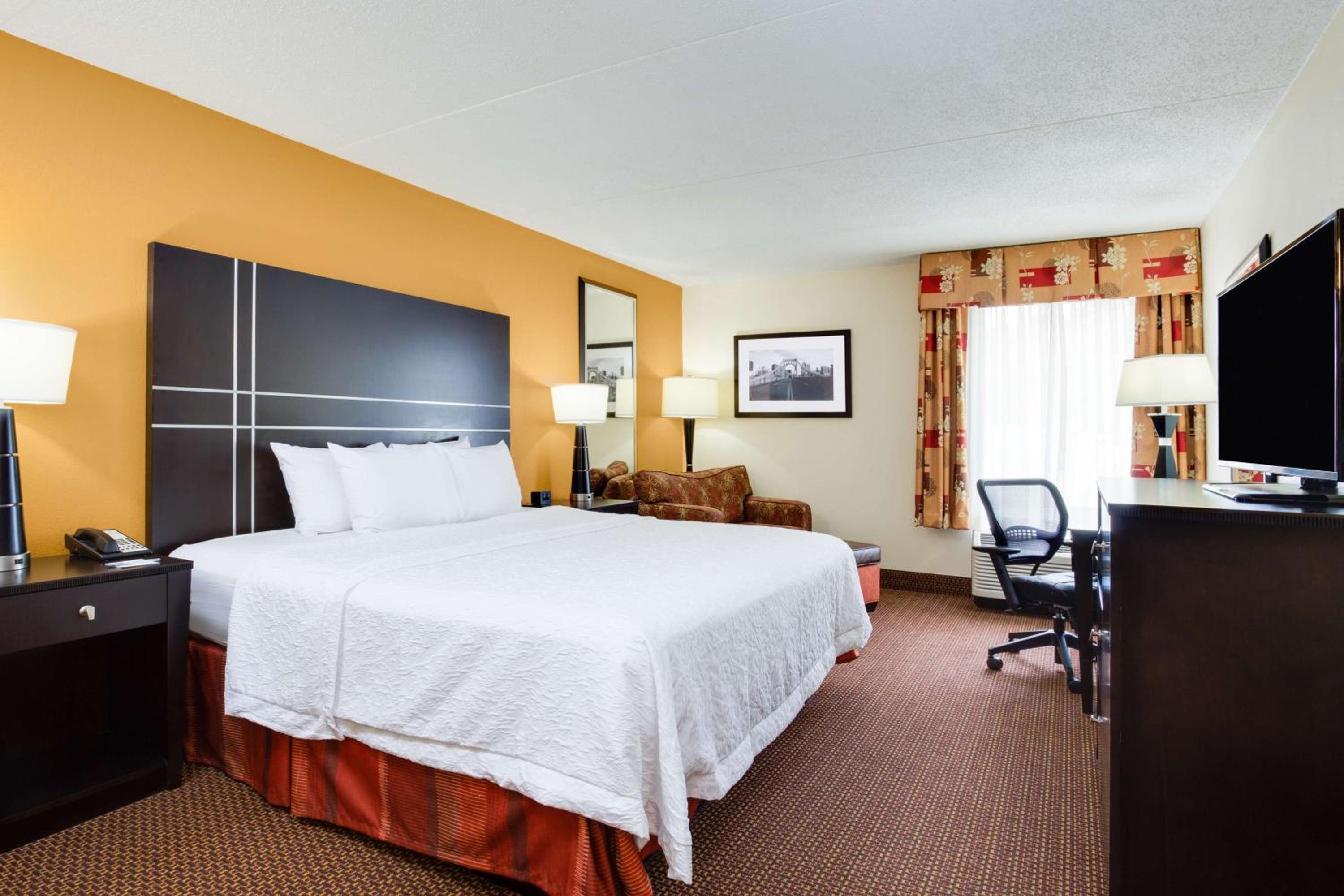 King Room with King Bed - Non-Smoking - Photo 4