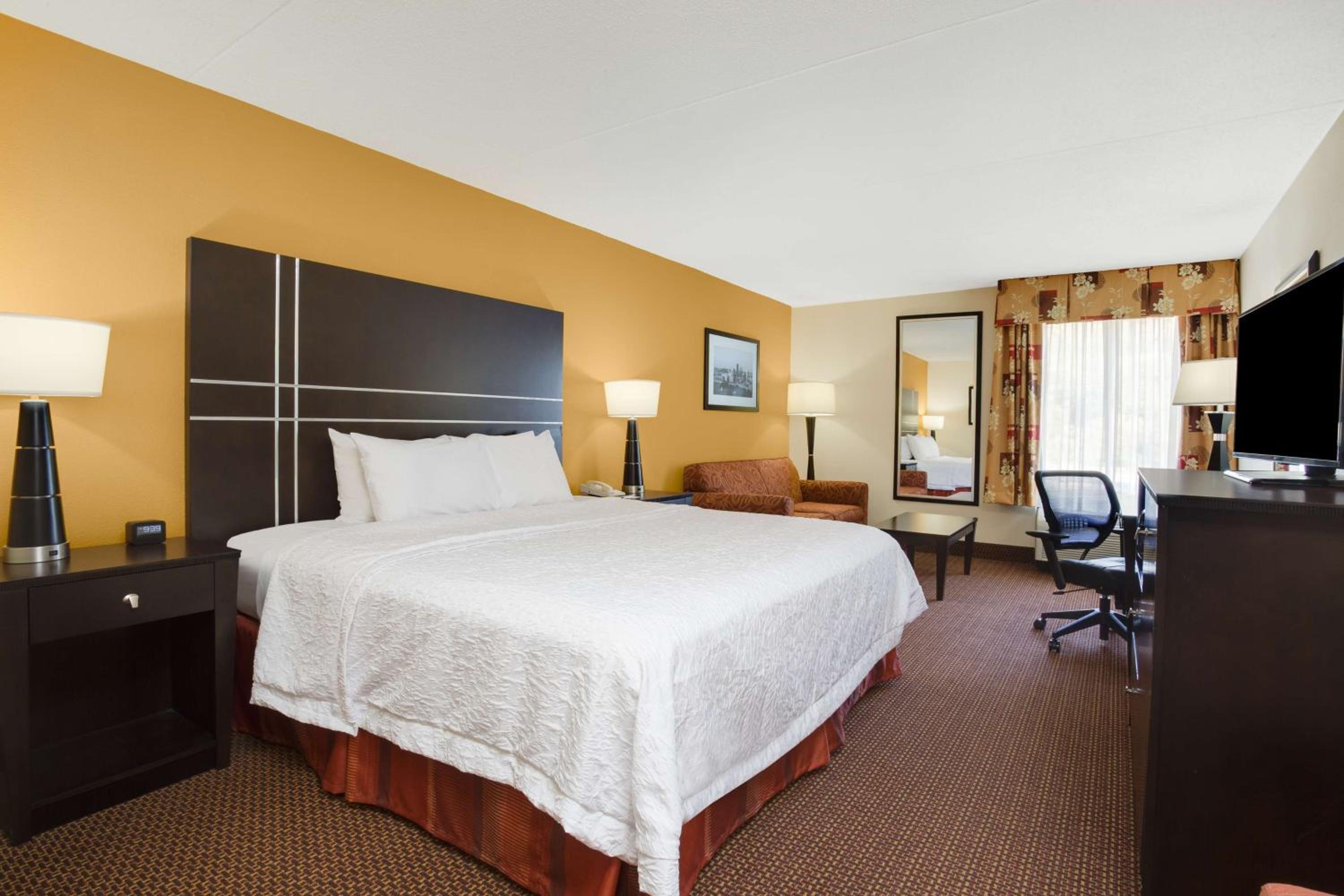 King Room with King Bed - Non-Smoking - Photo 3
