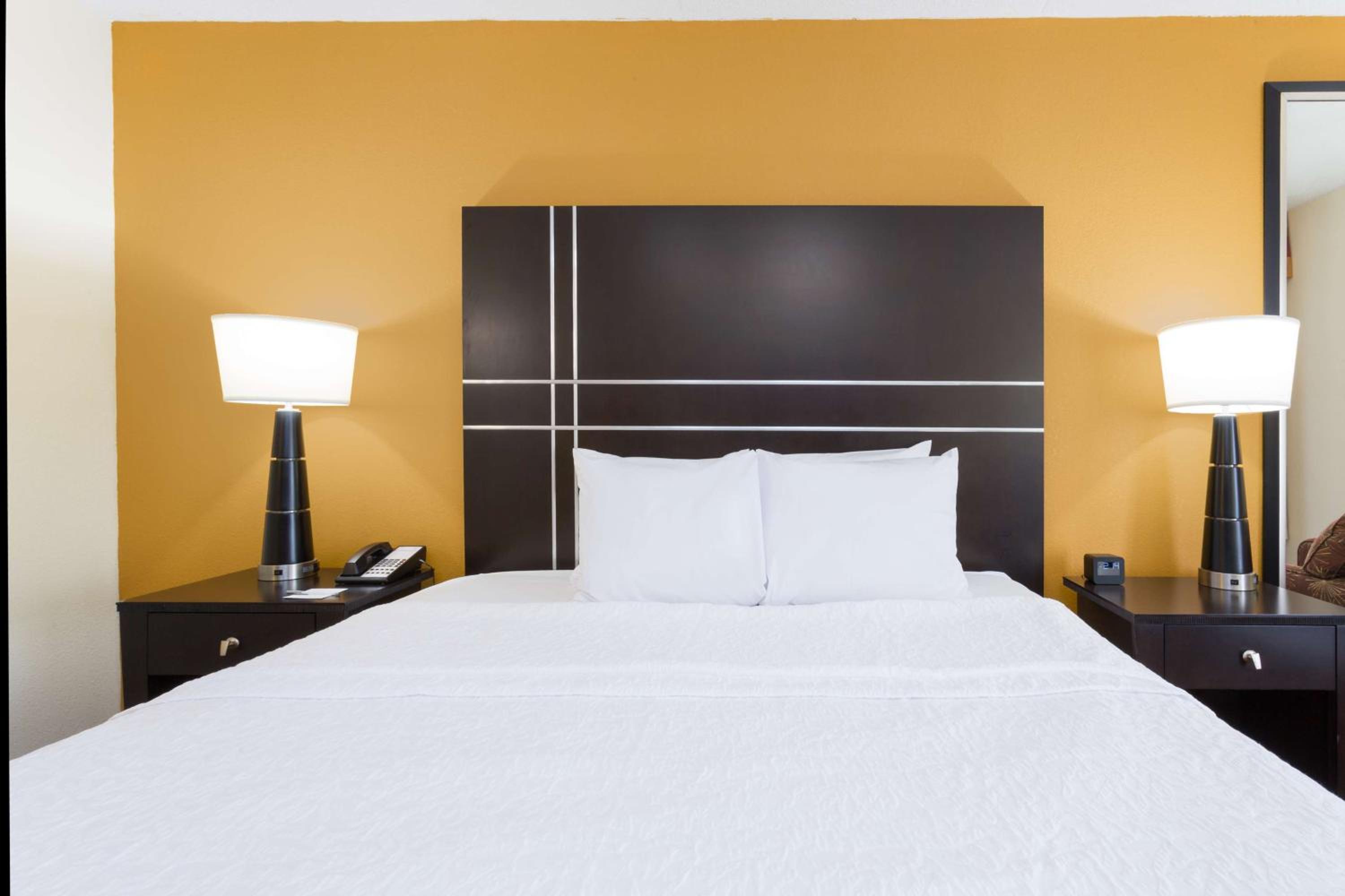 King Room with King Bed - Non-Smoking - Photo 2