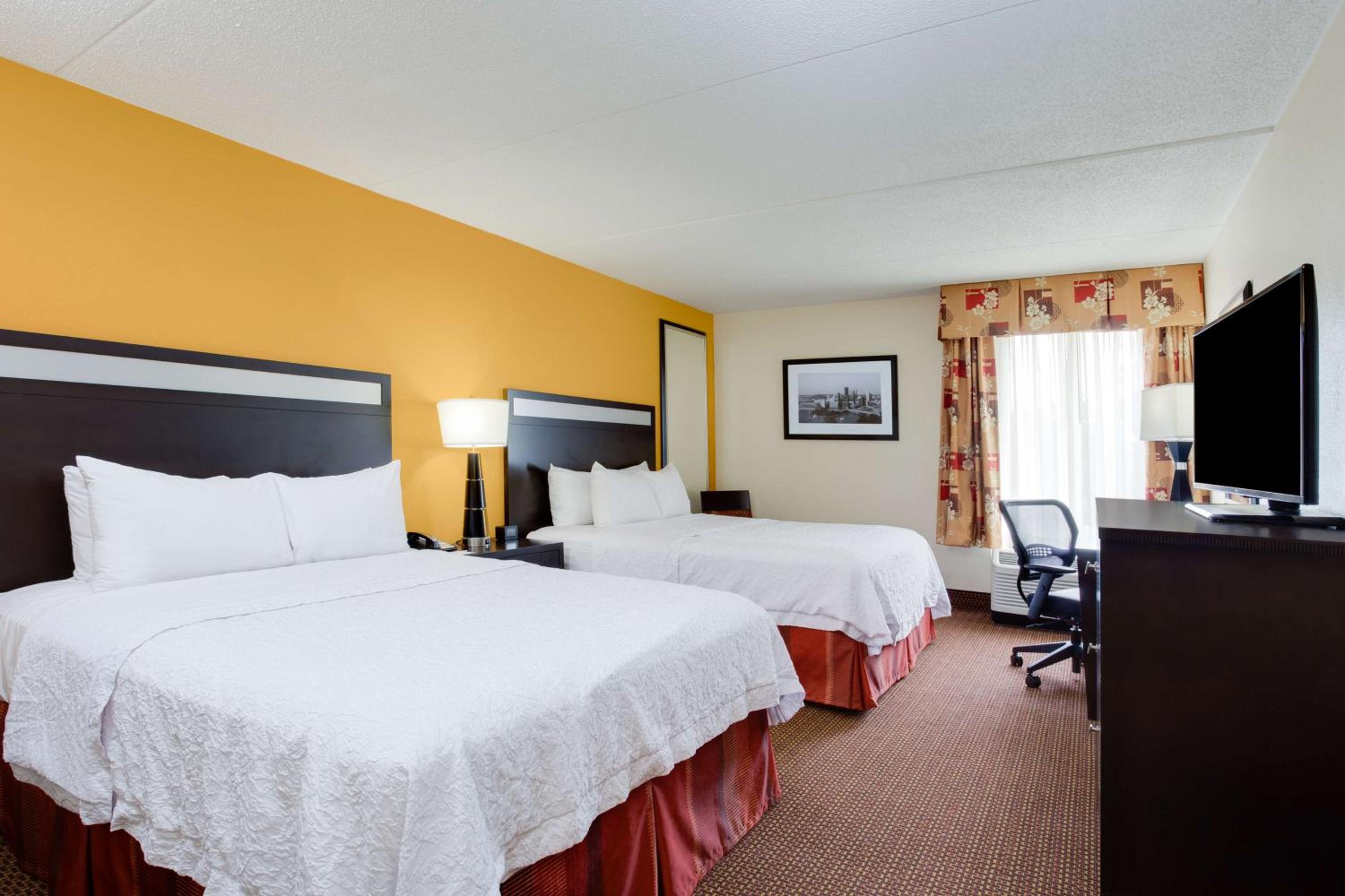 Room with Two Queen Beds - Non-Smoking - Photo 3