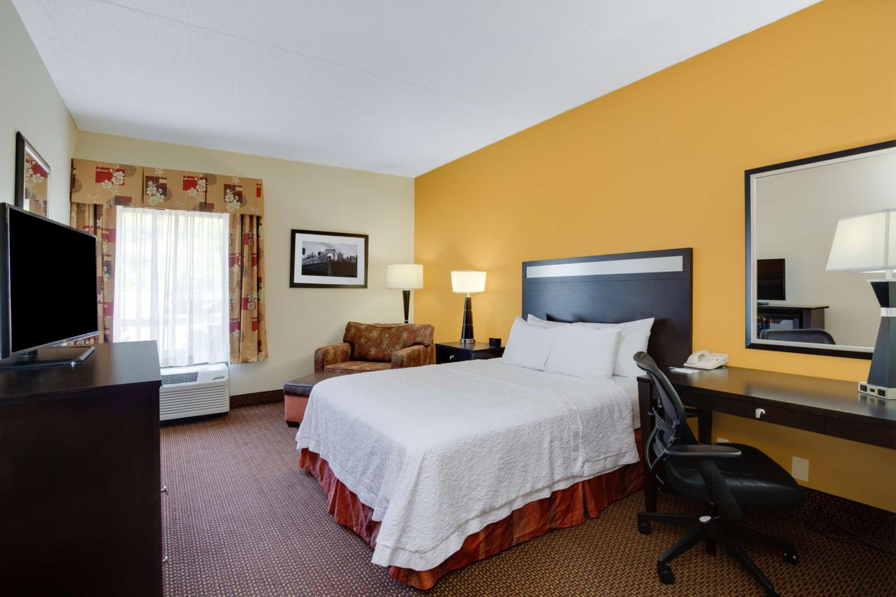 Queen Room with Mobility Access/Non-Smoking - Photo 1