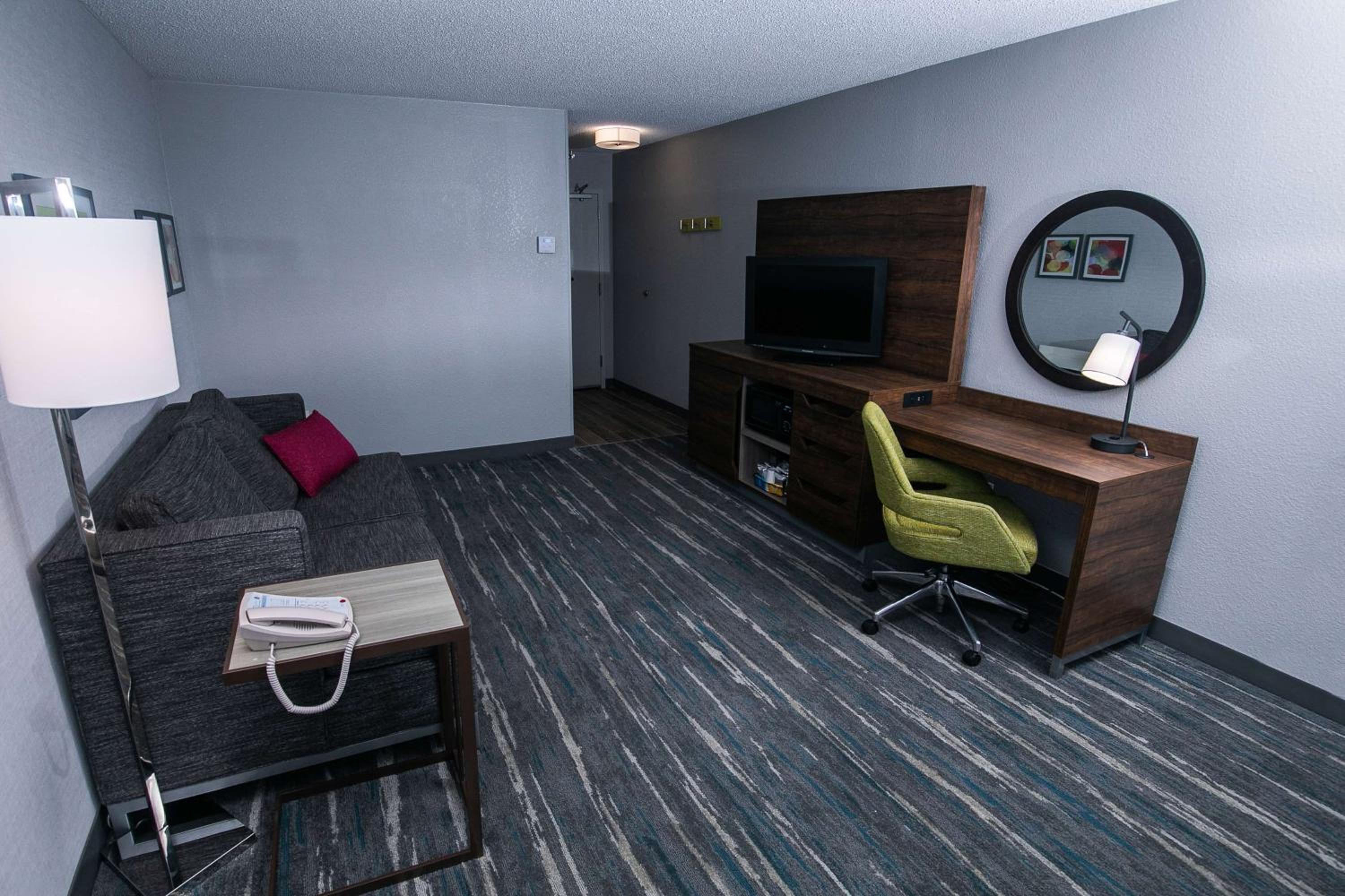 One-Bedroom King Suite with Sofa Bed - Non-Smoking - Photo 7